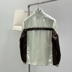 PRADA 普拉达,2026春秋最新品,专柜同步有售,时尚休闲立领夹克外套,进口原版面料,做工极为复杂, PRADA 普拉达,2026春秋最新品,专柜同步有售,时尚休闲立领夹克外套,进口原版面料,做工极为复杂,