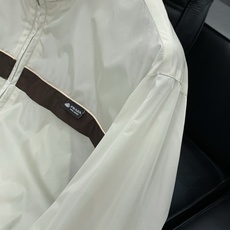 PRADA 普拉达,2026春秋最新品,专柜同步有售,时尚休闲立领夹克外套,进口原版面料,做工极为复杂, PRADA 普拉达,2026春秋最新品,专柜同步有售,时尚休闲立领夹克外套,进口原版面料,做工极为复杂,