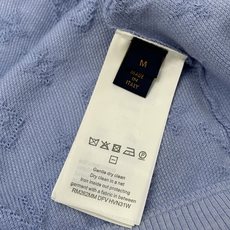 LouisVuitton 路易威登,2026春秋最新款,专柜同步有售,原单狠货,时尚休闲翻领短袖T恤,上 LouisVuitton 路易威登,2026春秋最新款,专柜同步有售,原单狠货,时尚休闲翻领短袖T恤,上