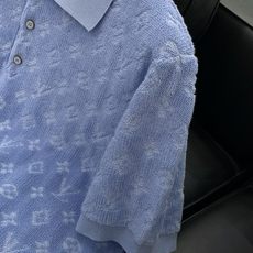 LouisVuitton 路易威登,2026春秋最新款,专柜同步有售,原单狠货,时尚休闲翻领短袖T恤,上 LouisVuitton 路易威登,2026春秋最新款,专柜同步有售,原单狠货,时尚休闲翻领短袖T恤,上