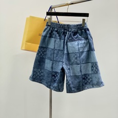 LouisVuitton 路易威登,2026夏季最新款,专柜同步有售,原单狠货,时尚休闲水洗牛仔短裤,上 LouisVuitton 路易威登,2026夏季最新款,专柜同步有售,原单狠货,时尚休闲水洗牛仔短裤,上