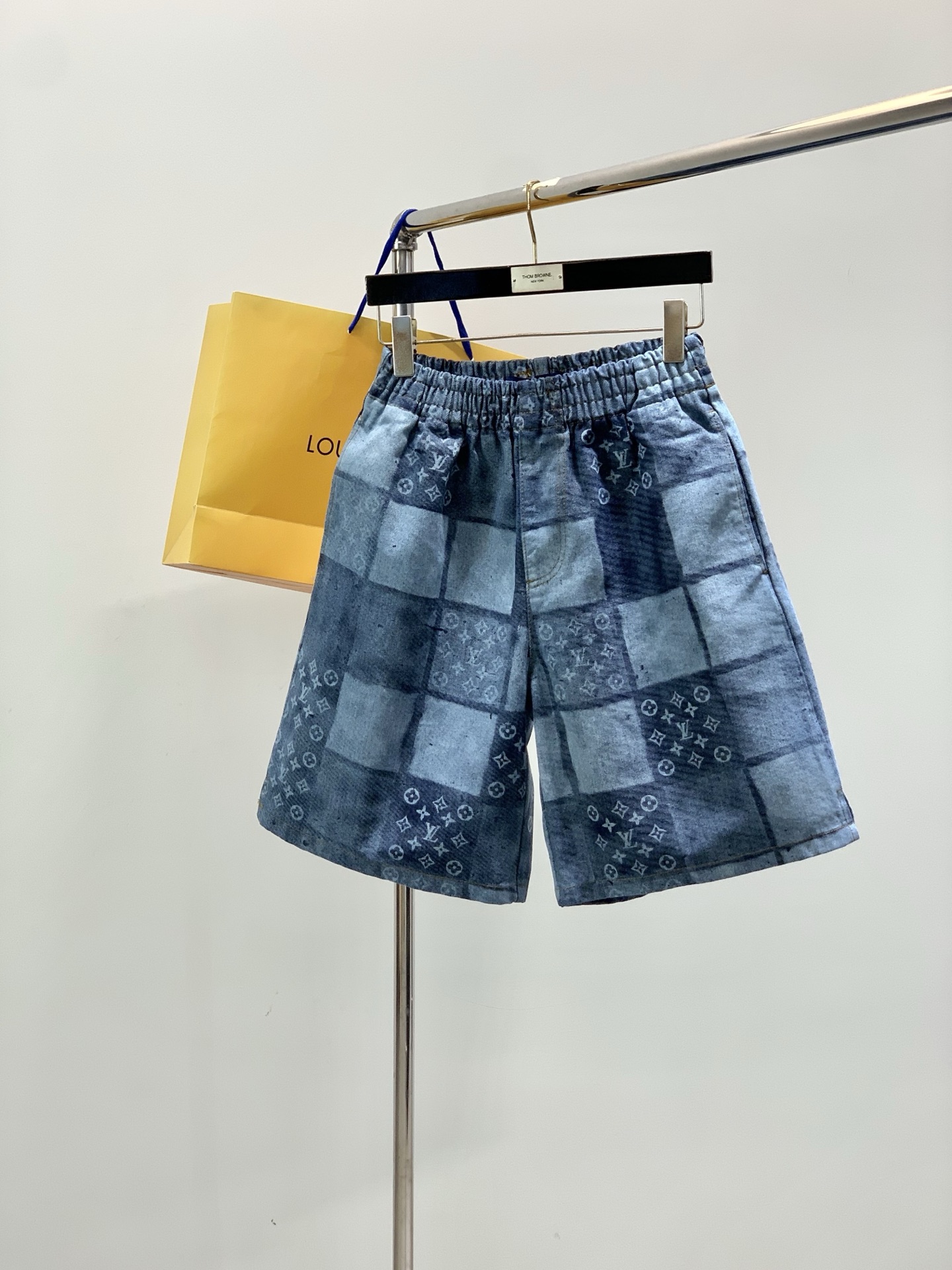 LouisVuitton 路易威登，2026夏季最新款，专柜同步有售，原单狠货，时尚休闲水洗牛仔短裤，上