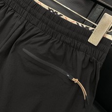 Burberry 巴宝莉,2026夏季最新品,专柜同步有售,原单狠货,时尚休闲短裤,进口原版面料,上身舒 Burberry 巴宝莉,2026夏季最新品,专柜同步有售,原单狠货,时尚休闲短裤,进口原版面料,上身舒