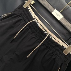 Burberry 巴宝莉,2026夏季最新品,专柜同步有售,原单狠货,时尚休闲短裤,进口原版面料,上身舒 Burberry 巴宝莉,2026夏季最新品,专柜同步有售,原单狠货,时尚休闲短裤,进口原版面料,上身舒