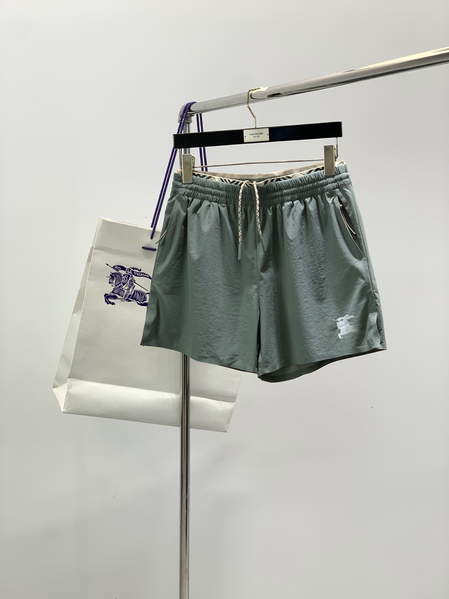 Burberry 巴宝莉，2026夏季最新品，专柜同步有售，原单狠货，时尚休闲短裤，进口原版面料，上身舒