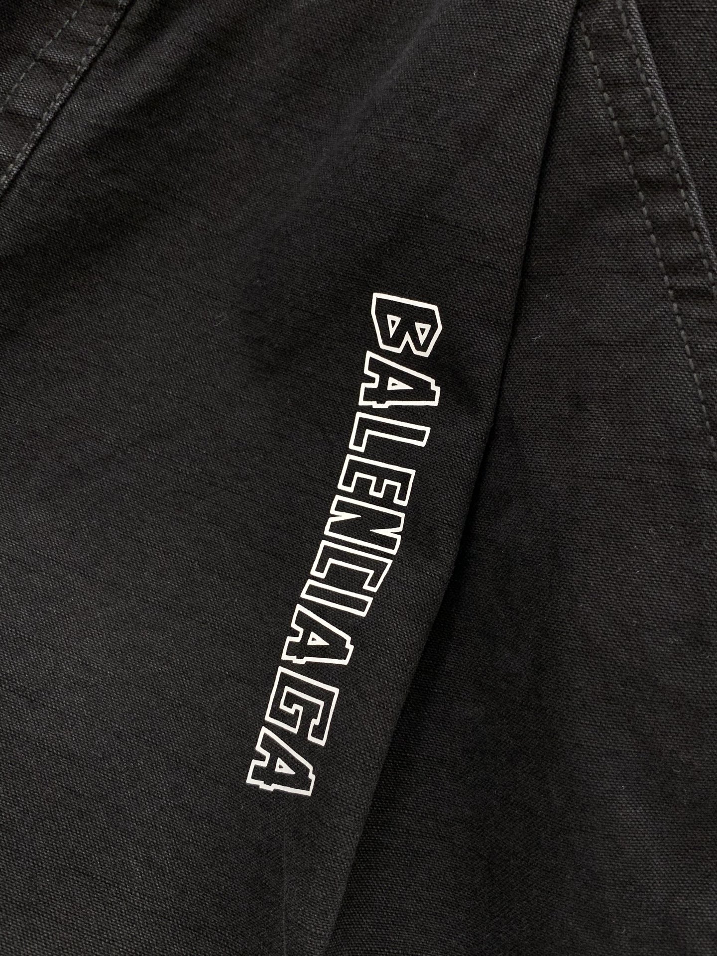 Balenciaga 巴黎世家，2026夏季最新品，专柜同步有售，原单狠货，时尚休闲短裤，进口原版面料，