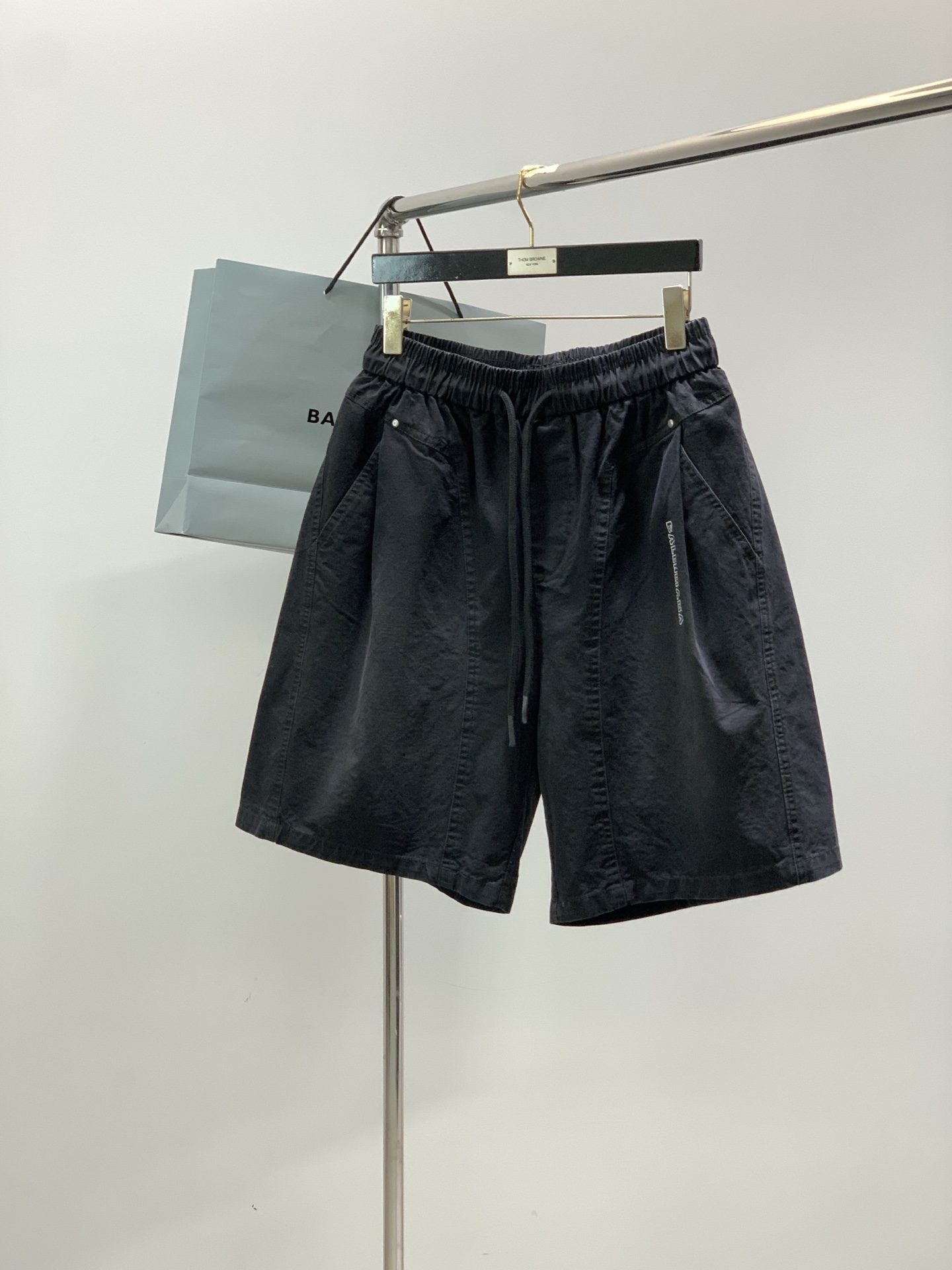 Balenciaga 巴黎世家，2026夏季最新品，专柜同步有售，原单狠货，时尚休闲短裤，进口原版面料，