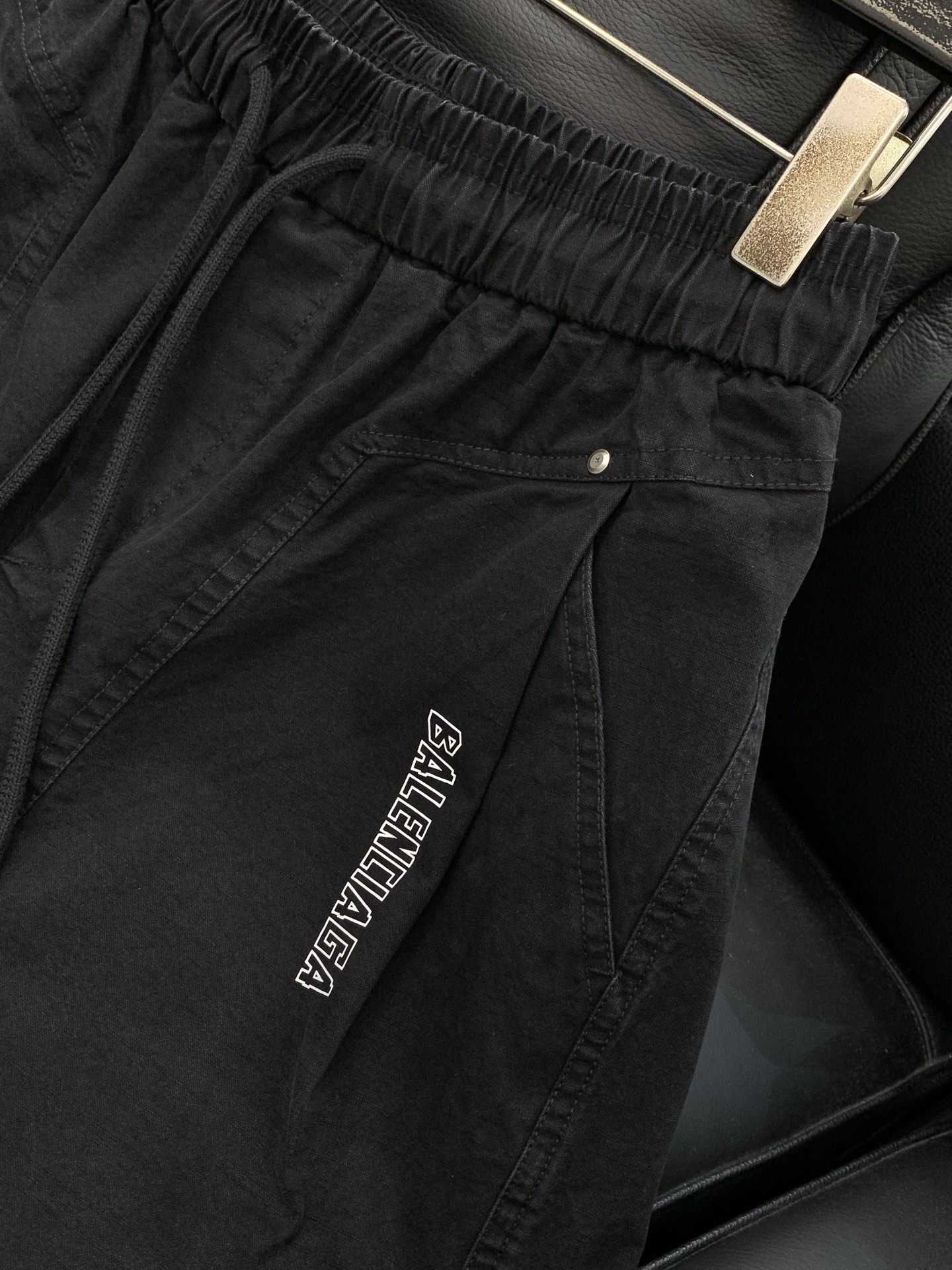 Balenciaga 巴黎世家，2026夏季最新品，专柜同步有售，原单狠货，时尚休闲短裤，进口原版面料，