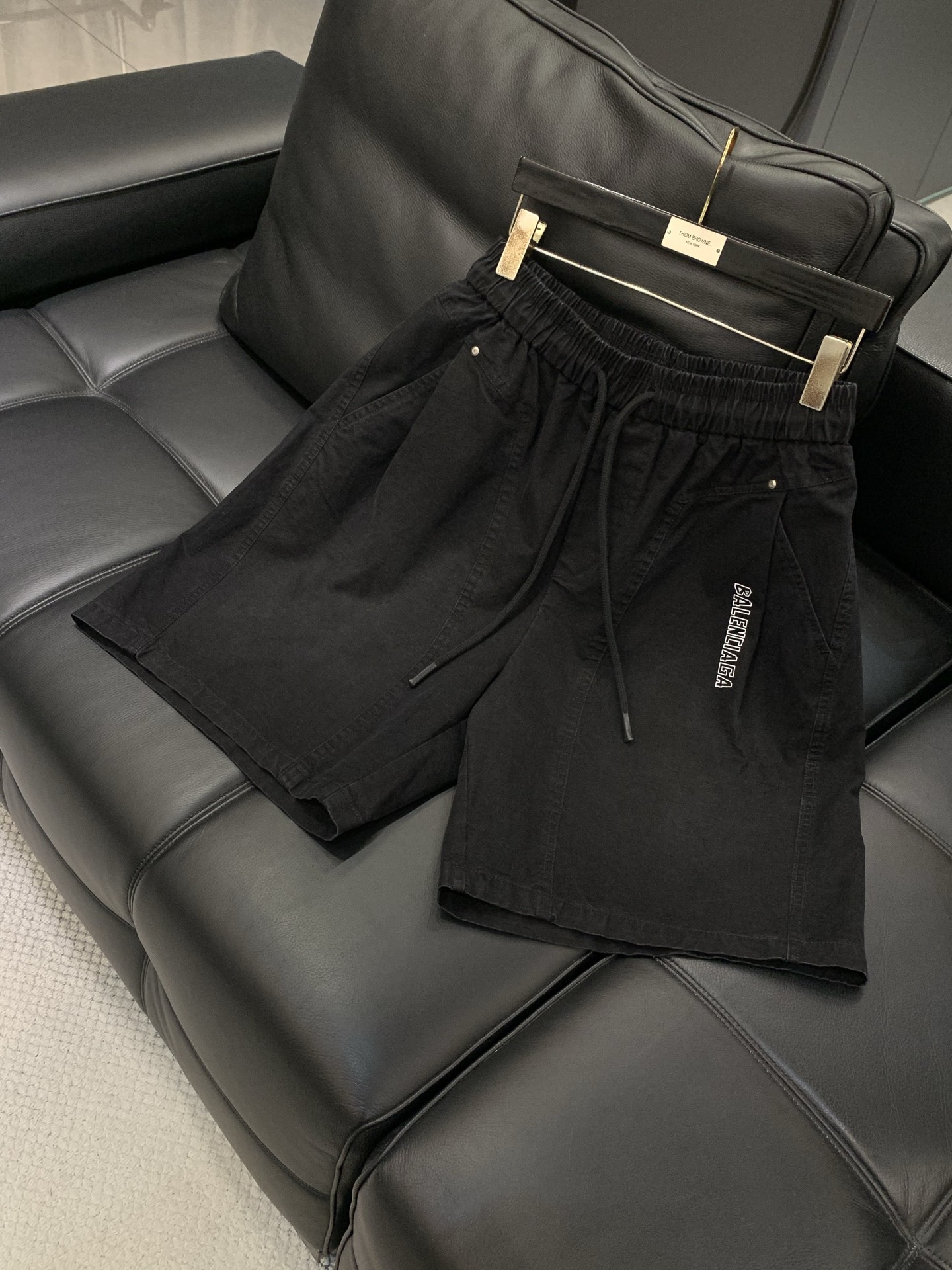 Balenciaga 巴黎世家，2026夏季最新品，专柜同步有售，原单狠货，时尚休闲短裤，进口原版面料，