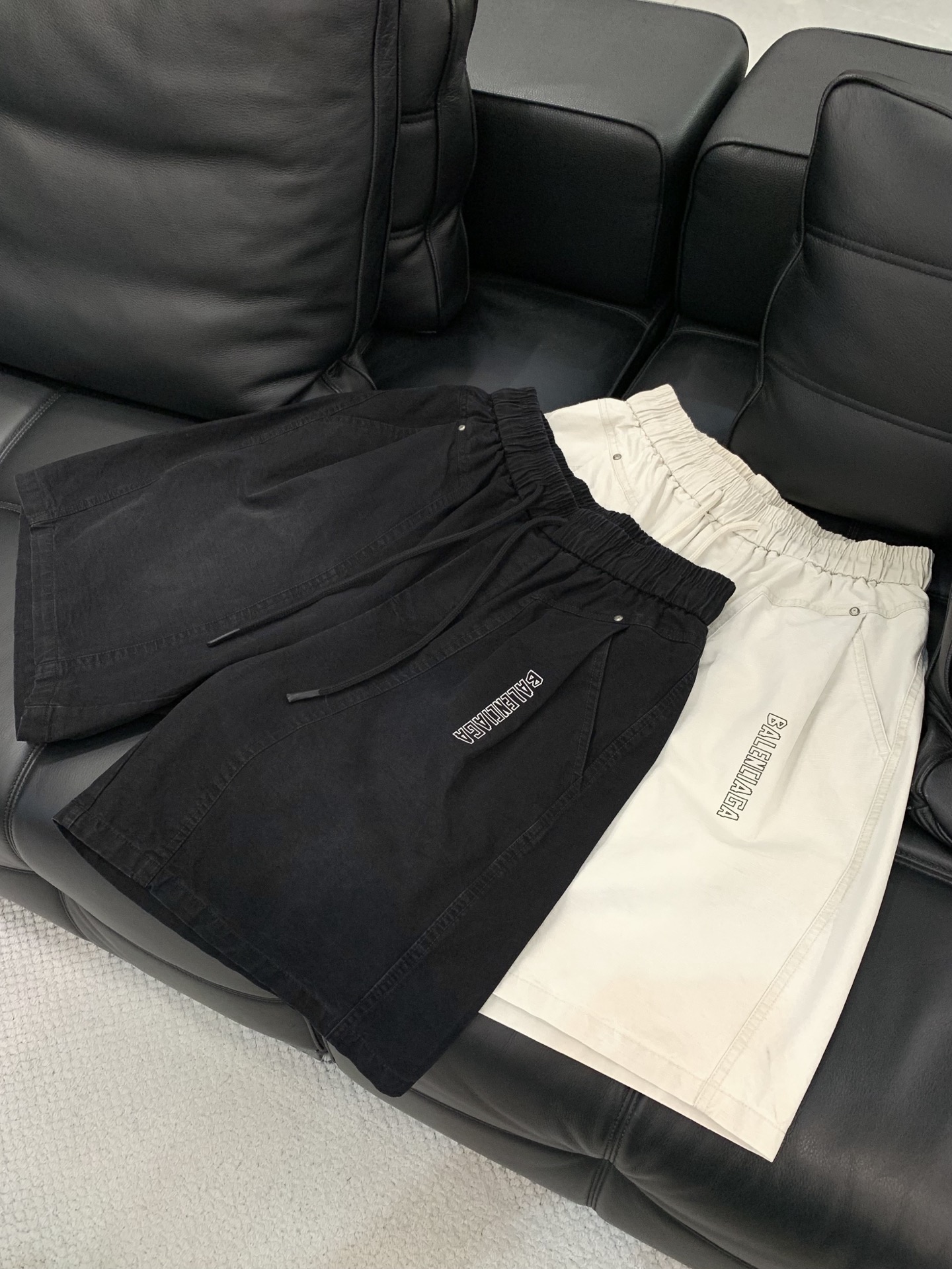 Balenciaga 巴黎世家，2026夏季最新品，专柜同步有售，原单狠货，时尚休闲短裤，进口原版面料，