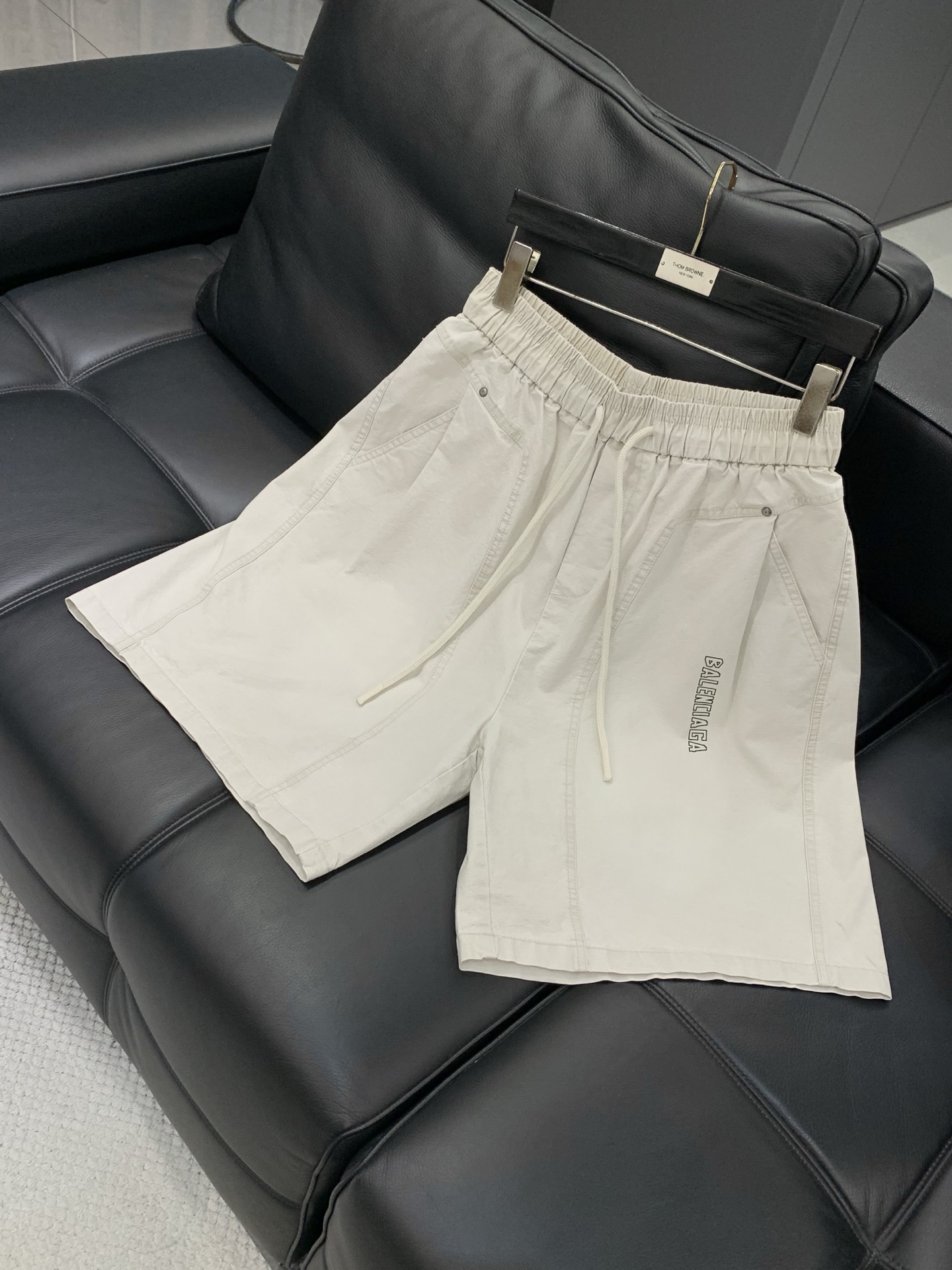 Balenciaga 巴黎世家，2026夏季最新品，专柜同步有售，原单狠货，时尚休闲短裤，进口原版面料，