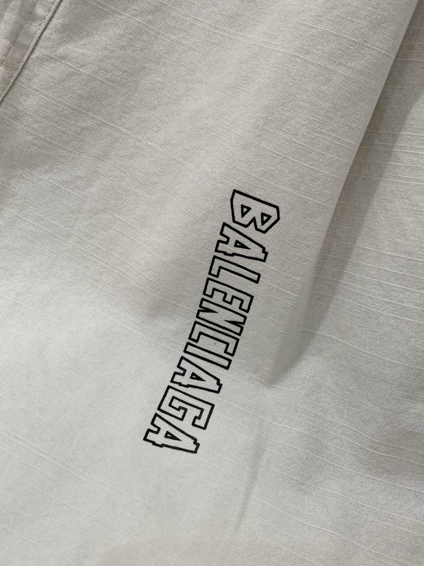 Balenciaga 巴黎世家，2026夏季最新品，专柜同步有售，原单狠货，时尚休闲短裤，进口原版面料，