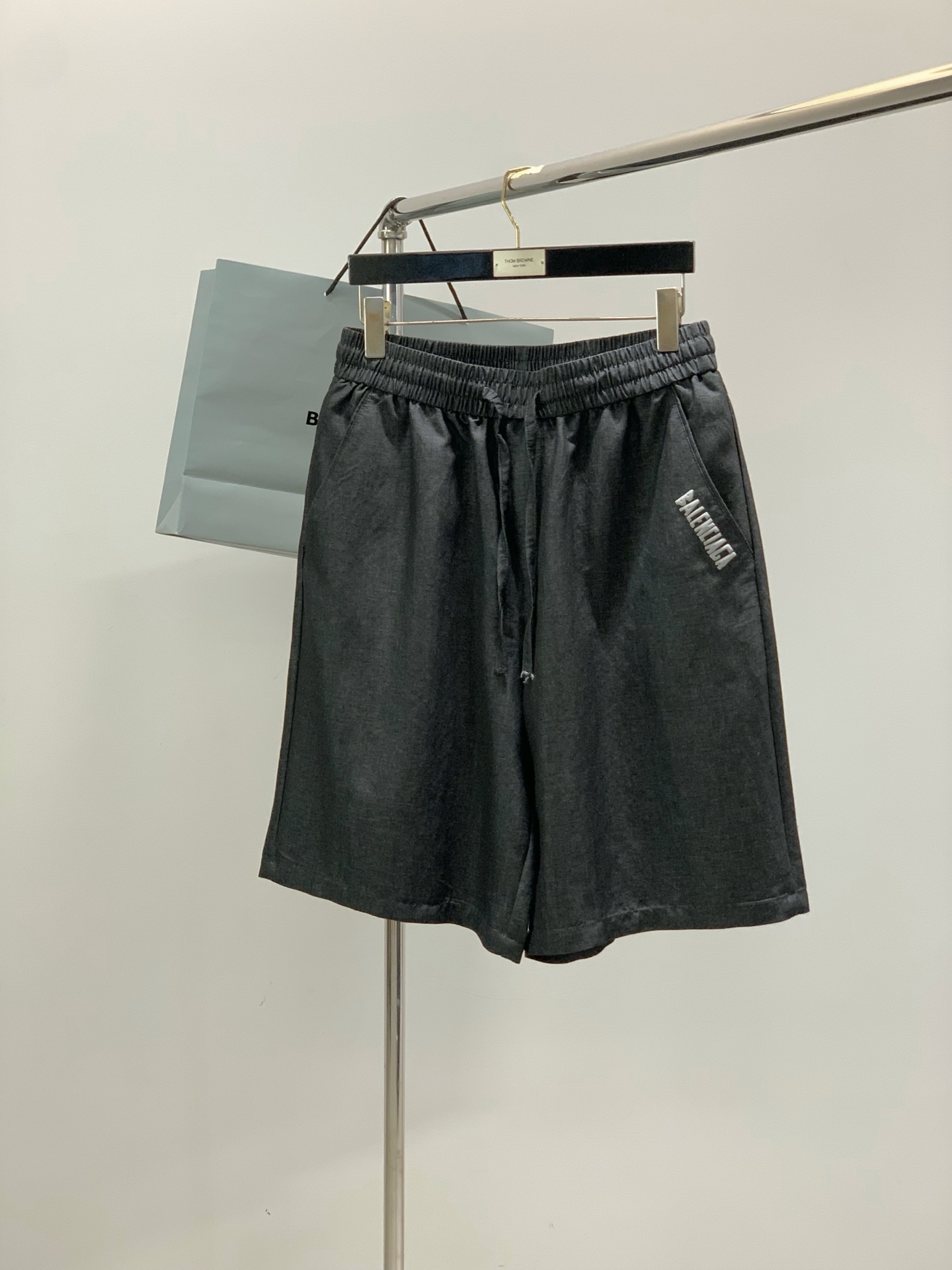 Balenciaga 巴黎世家，2026夏季最新品，专柜同步有售，原单狠货，时尚休闲短裤，进口原版面料，