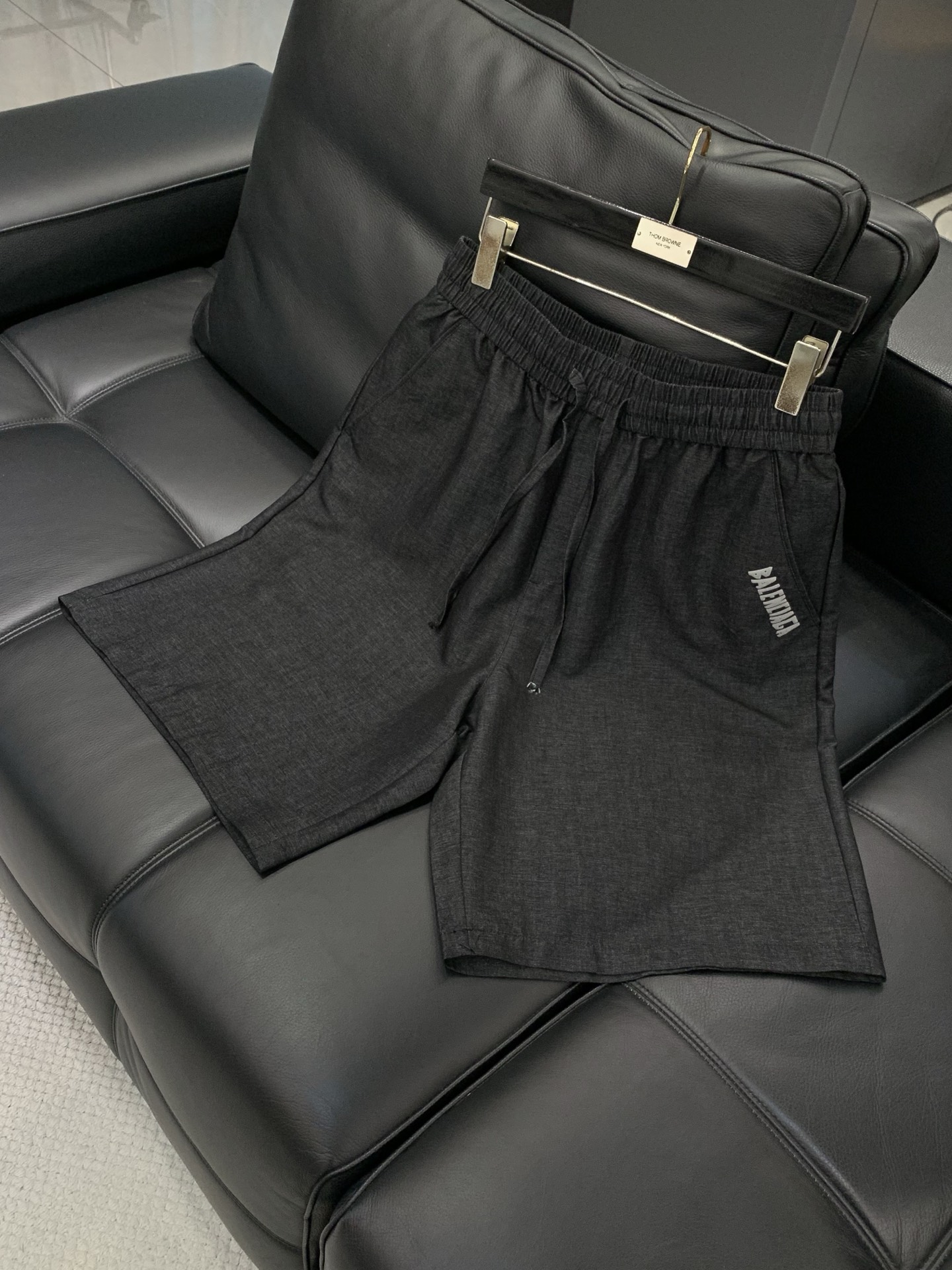 Balenciaga 巴黎世家，2026夏季最新品，专柜同步有售，原单狠货，时尚休闲短裤，进口原版面料，
