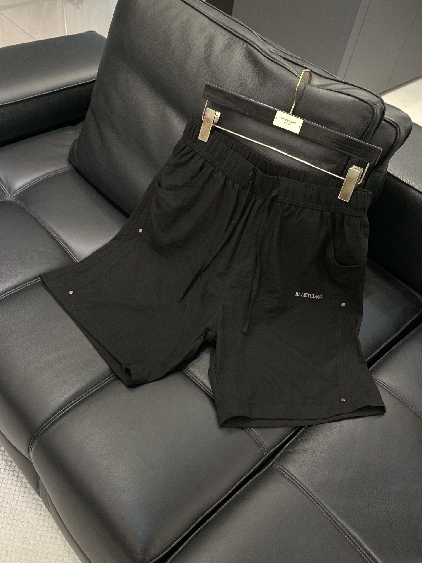 Balenciaga 巴黎世家，2026夏季最新品，专柜同步有售，原单狠货，时尚休闲短裤，进口原版面料，