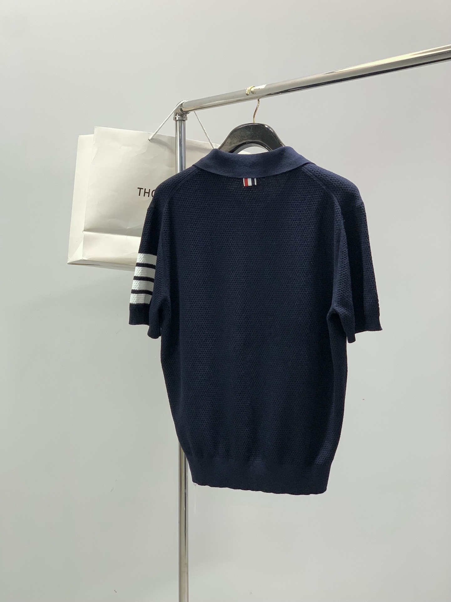 Thom Browne 汤姆·布朗 ，2026春秋最新品，时尚休闲针织翻领短袖，专柜同步有售，原单狠货，