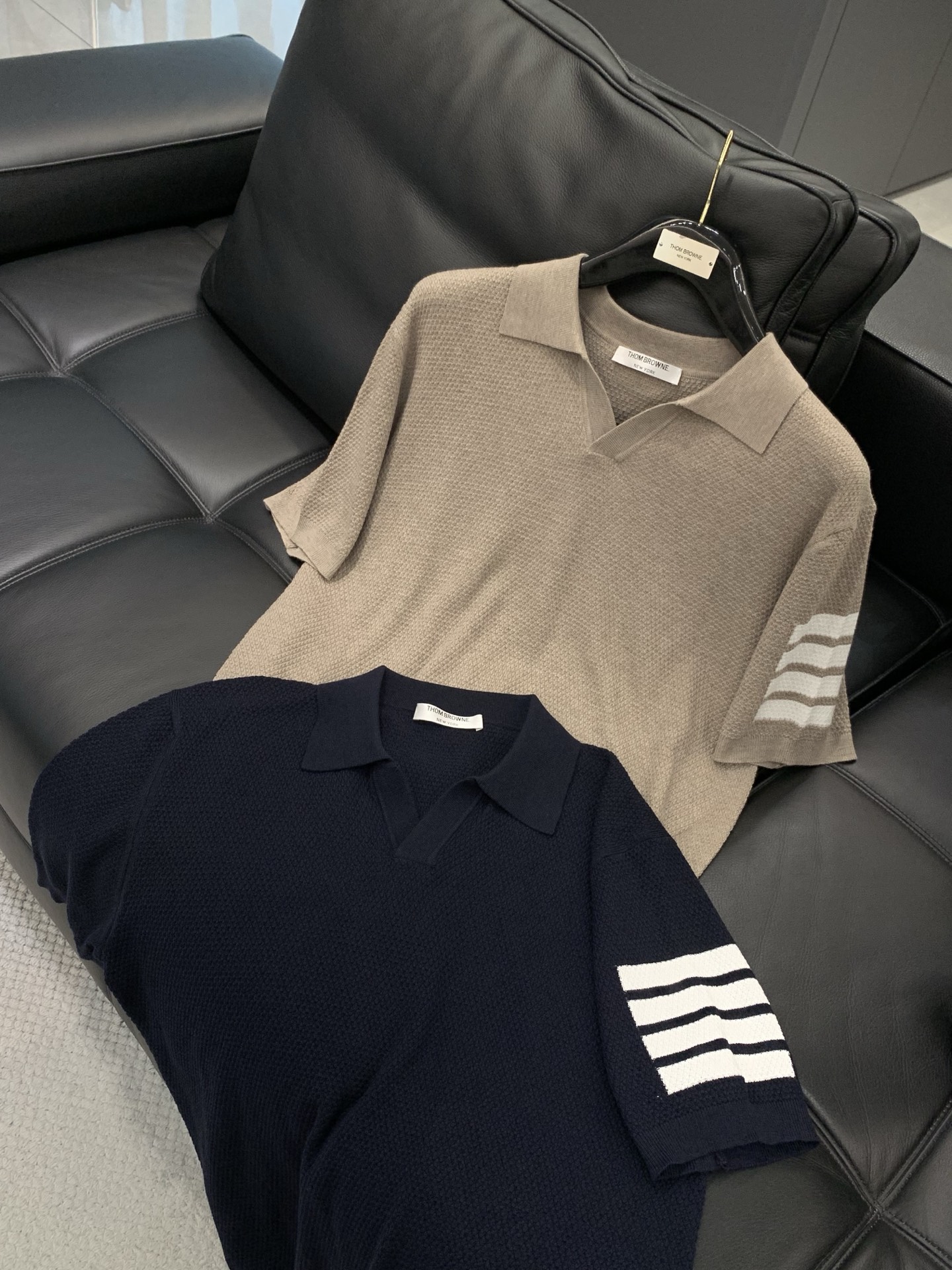 Thom Browne 汤姆·布朗 ，2026春秋最新品，时尚休闲针织翻领短袖，专柜同步有售，原单狠货，