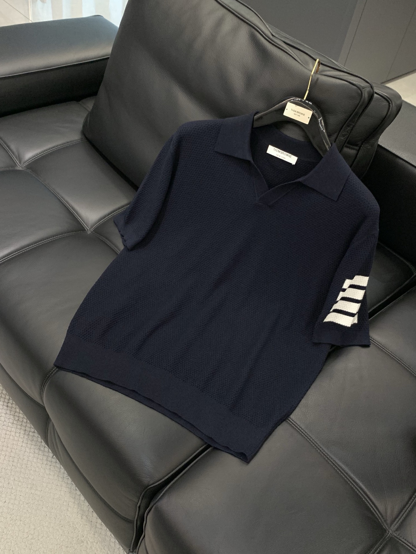 Thom Browne 汤姆·布朗 ，2026春秋最新品，时尚休闲针织翻领短袖，专柜同步有售，原单狠货，