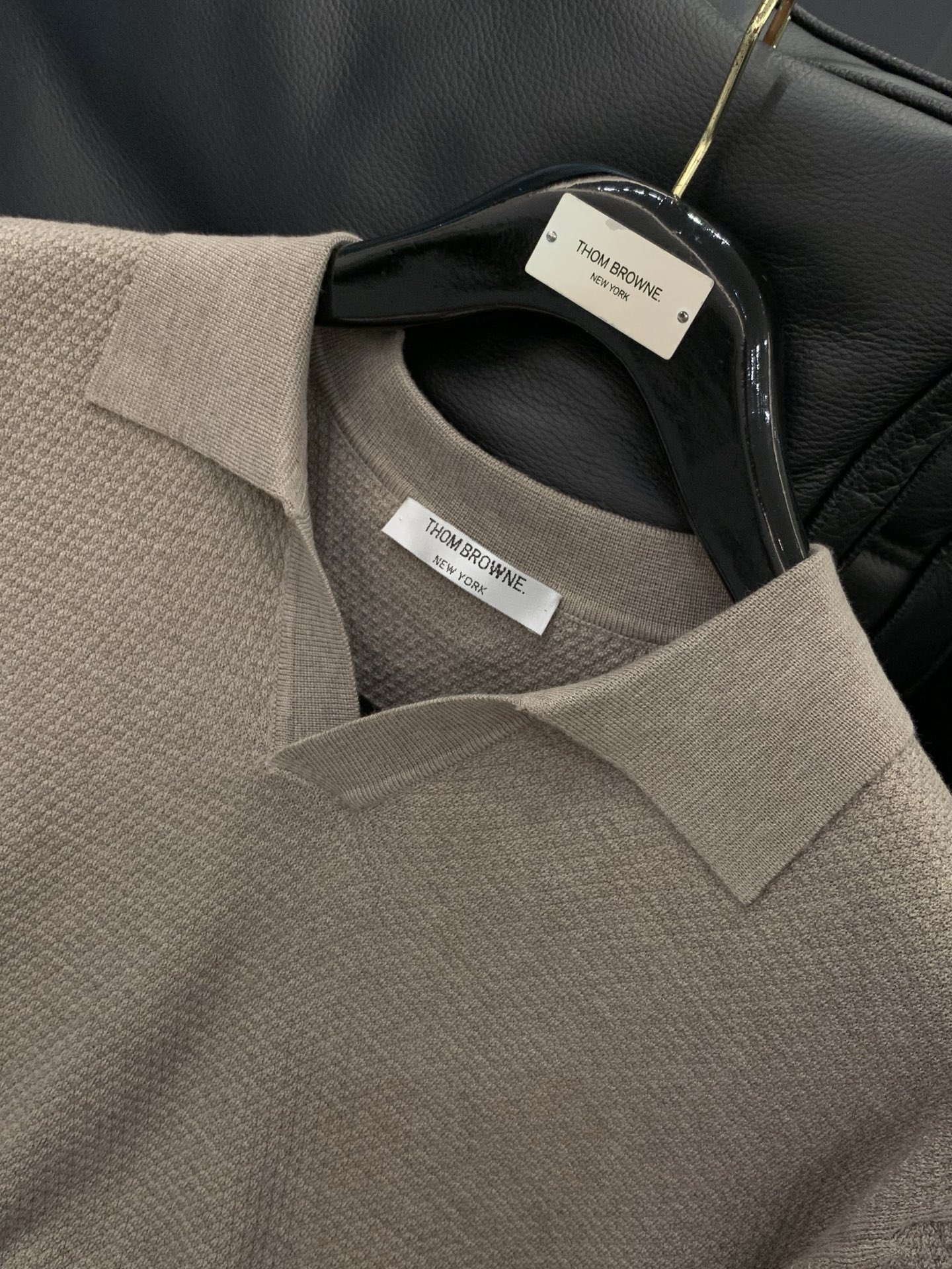 Thom Browne 汤姆·布朗 ，2026春秋最新品，时尚休闲针织翻领短袖，专柜同步有售，原单狠货，