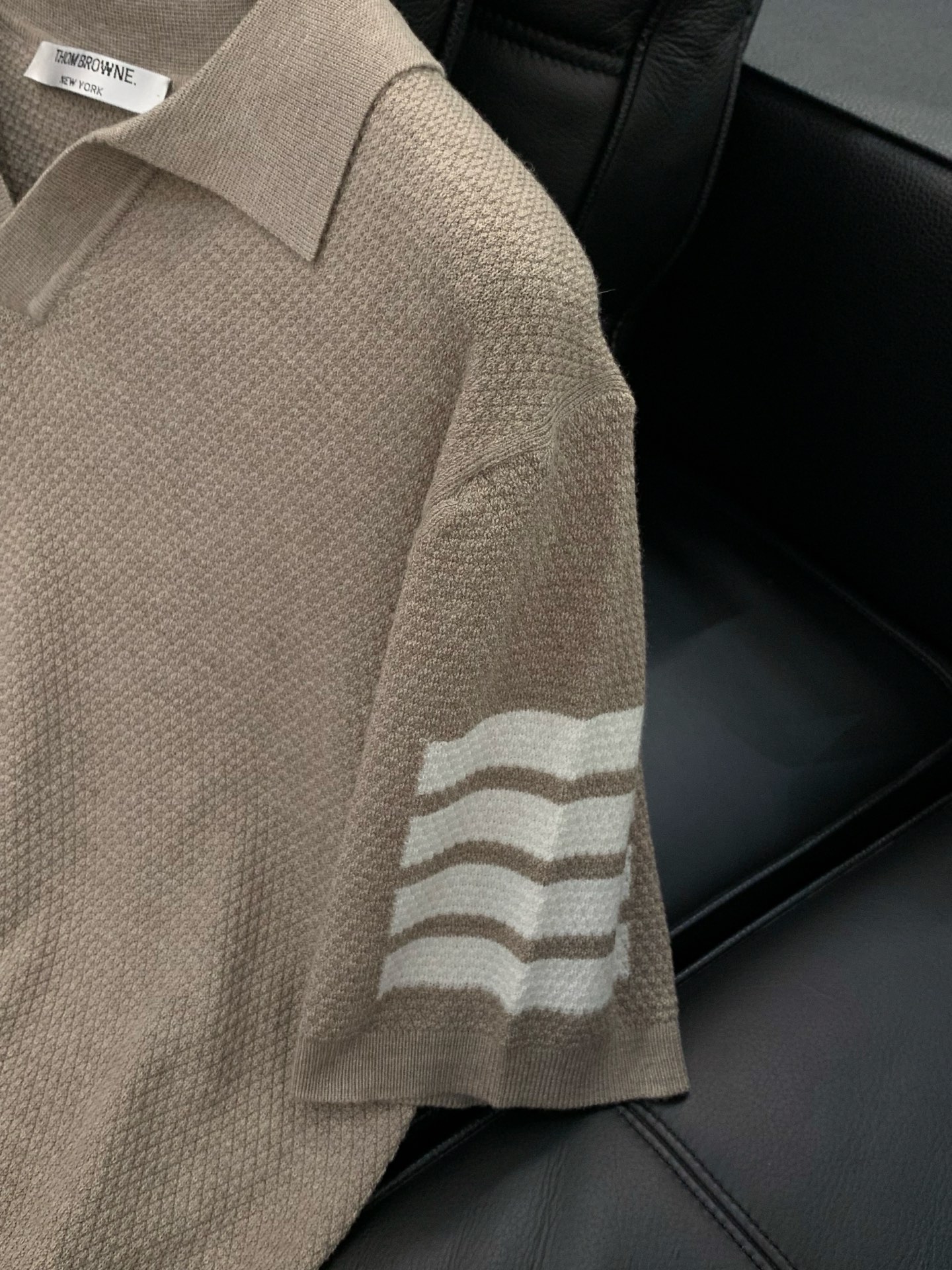 Thom Browne 汤姆·布朗 ，2026春秋最新品，时尚休闲针织翻领短袖，专柜同步有售，原单狠货，