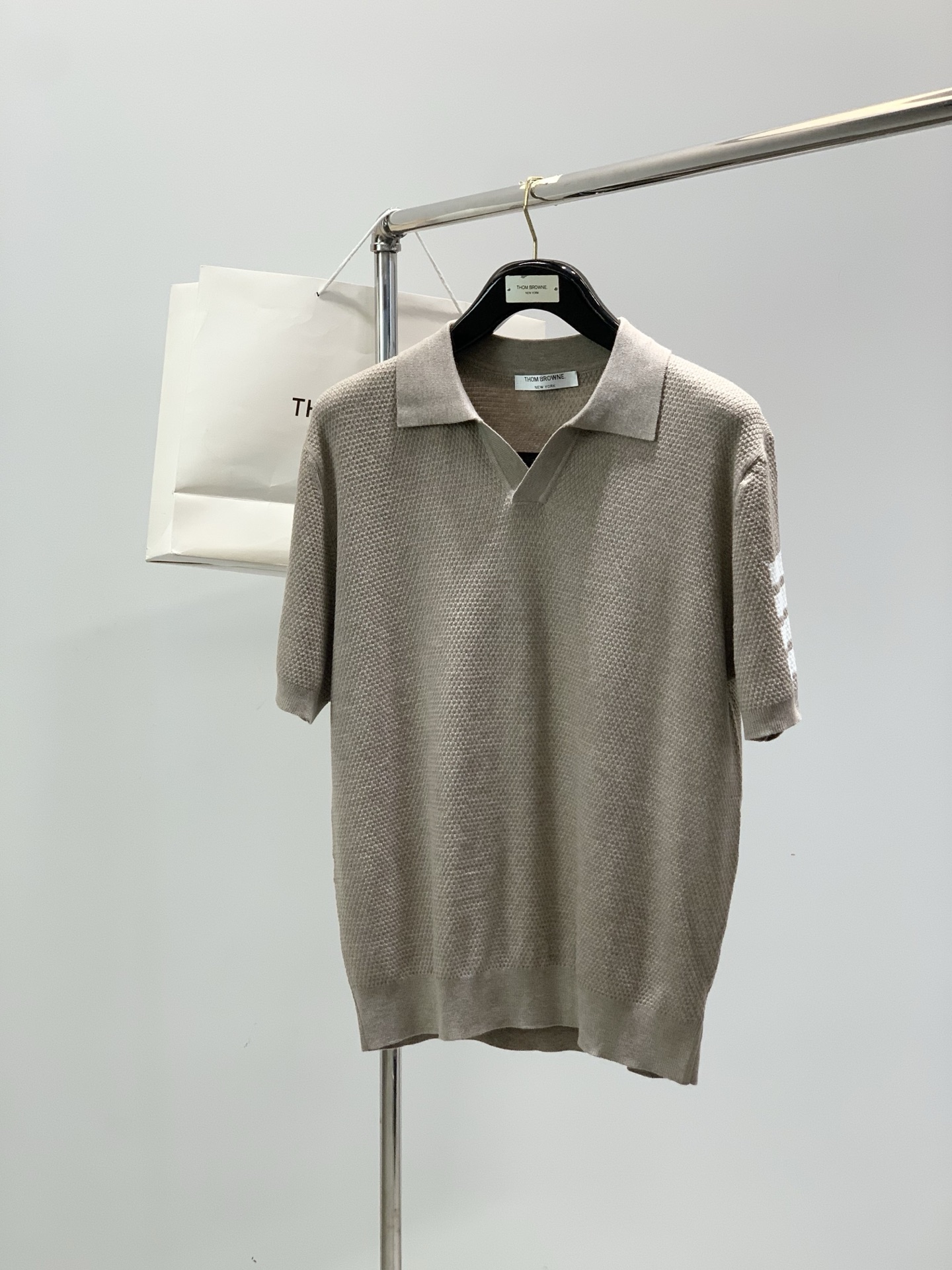 Thom Browne 汤姆·布朗 ，2026春秋最新品，时尚休闲针织翻领短袖，专柜同步有售，原单狠货，