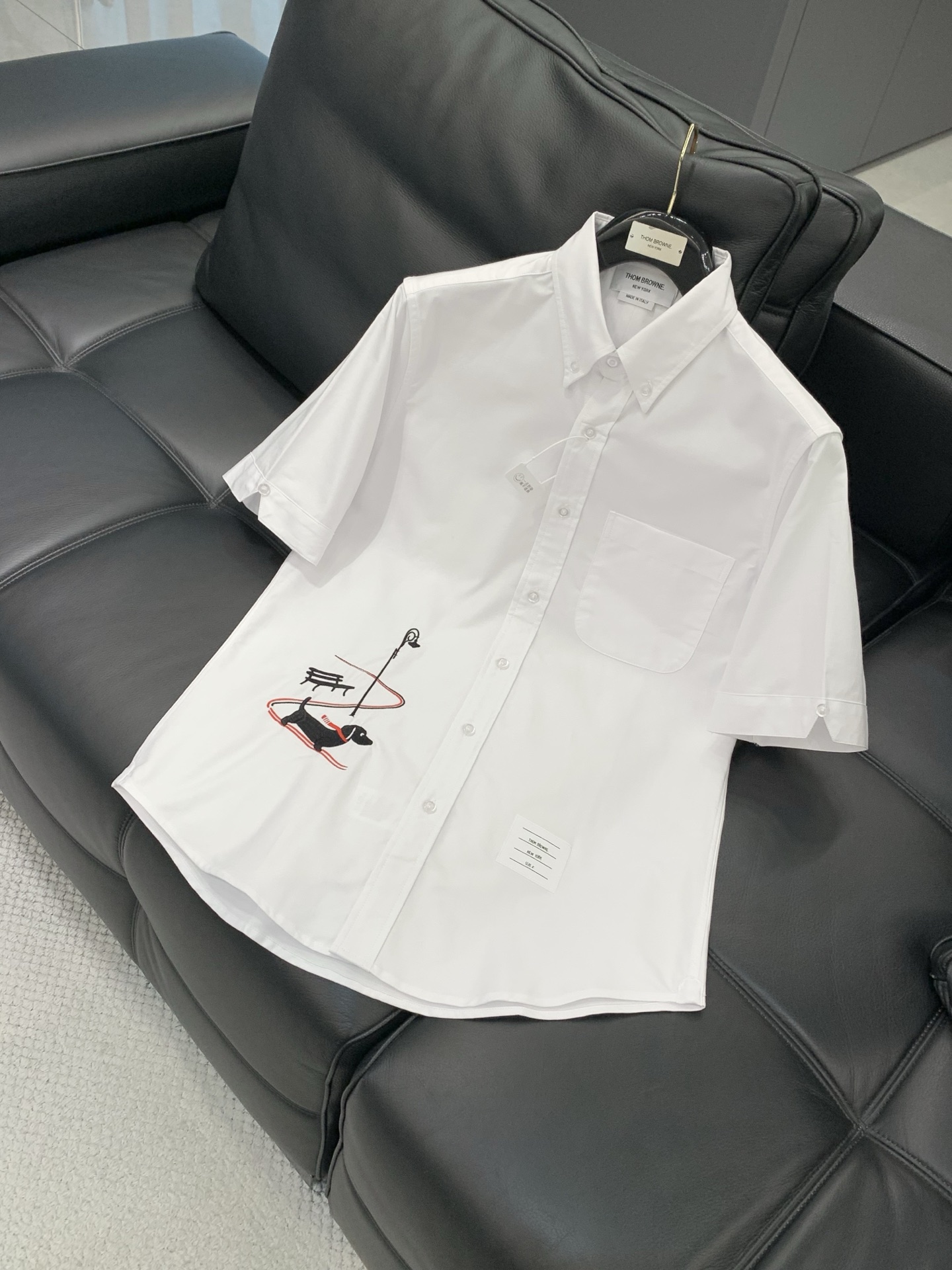Thom Browne 汤姆·布朗 ，2026夏季最新品，时尚休闲短袖衬衫，专柜同步有售，原单狠货，采用