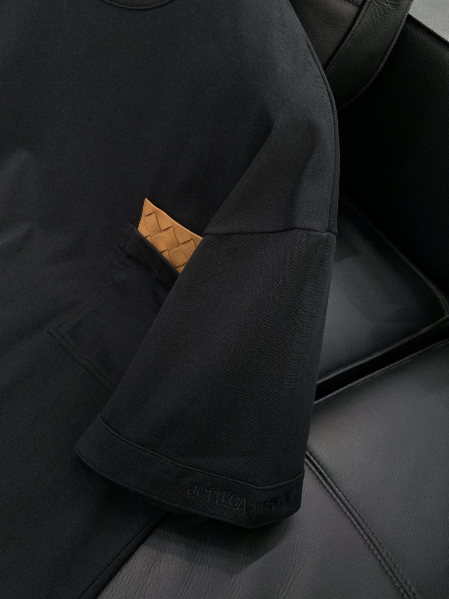 一套，Bottega Veneta 葆蝶家，2026夏季新品，时尚休闲圆领短袖套装，专柜同步有售，原单狠