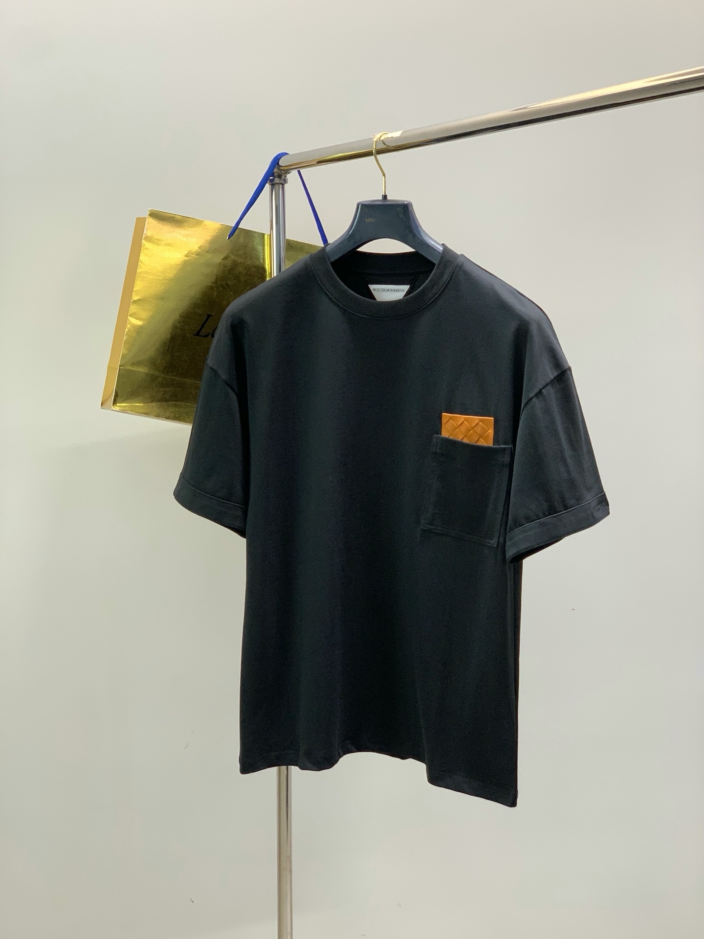 一套，Bottega Veneta 葆蝶家，2026夏季新品，时尚休闲圆领短袖套装，专柜同步有售，原单狠