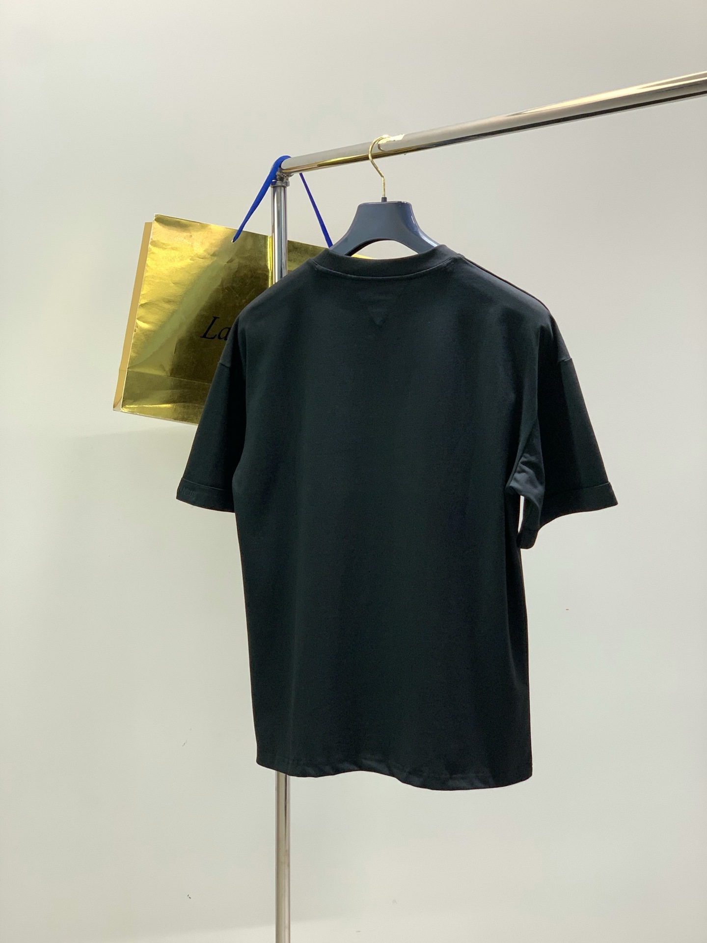 一套，Bottega Veneta 葆蝶家，2026夏季新品，时尚休闲圆领短袖套装，专柜同步有售，原单狠