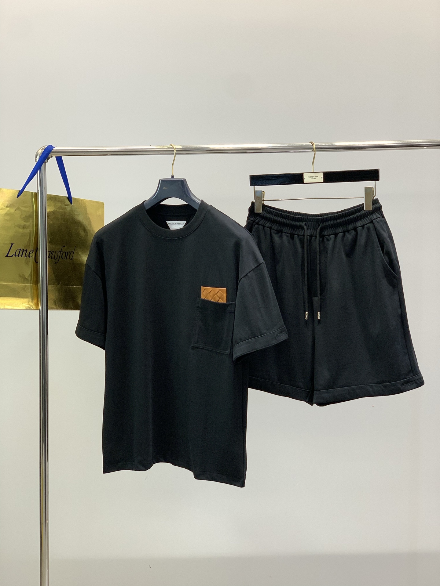 一套，Bottega Veneta 葆蝶家，2026夏季新品，时尚休闲圆领短袖套装，专柜同步有售，原单狠