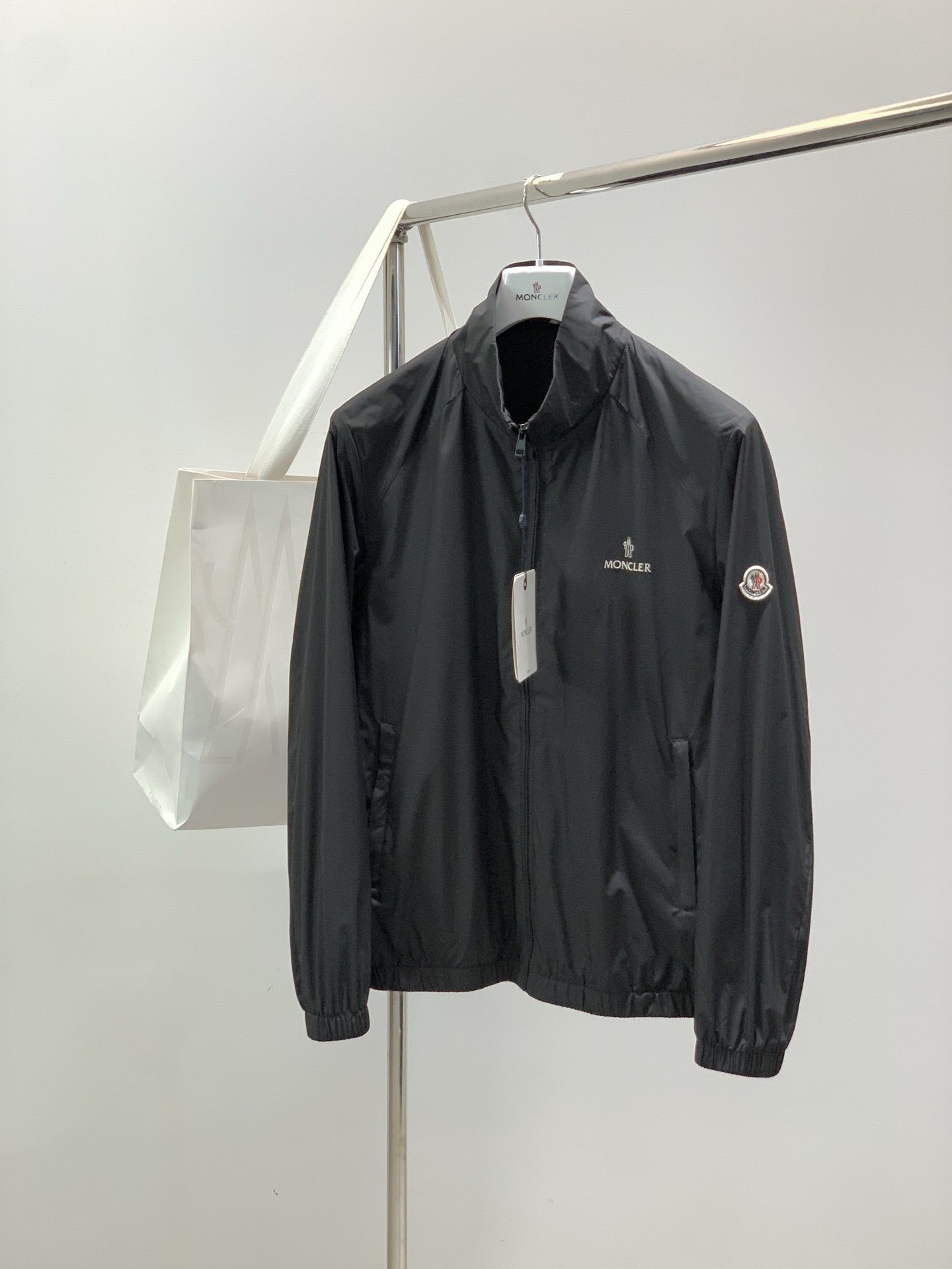 Moncler 蒙口，2026春秋最新品，专柜同步有售，原单狠货，时尚休闲立领夹克外套，上身舒适！吸睛而