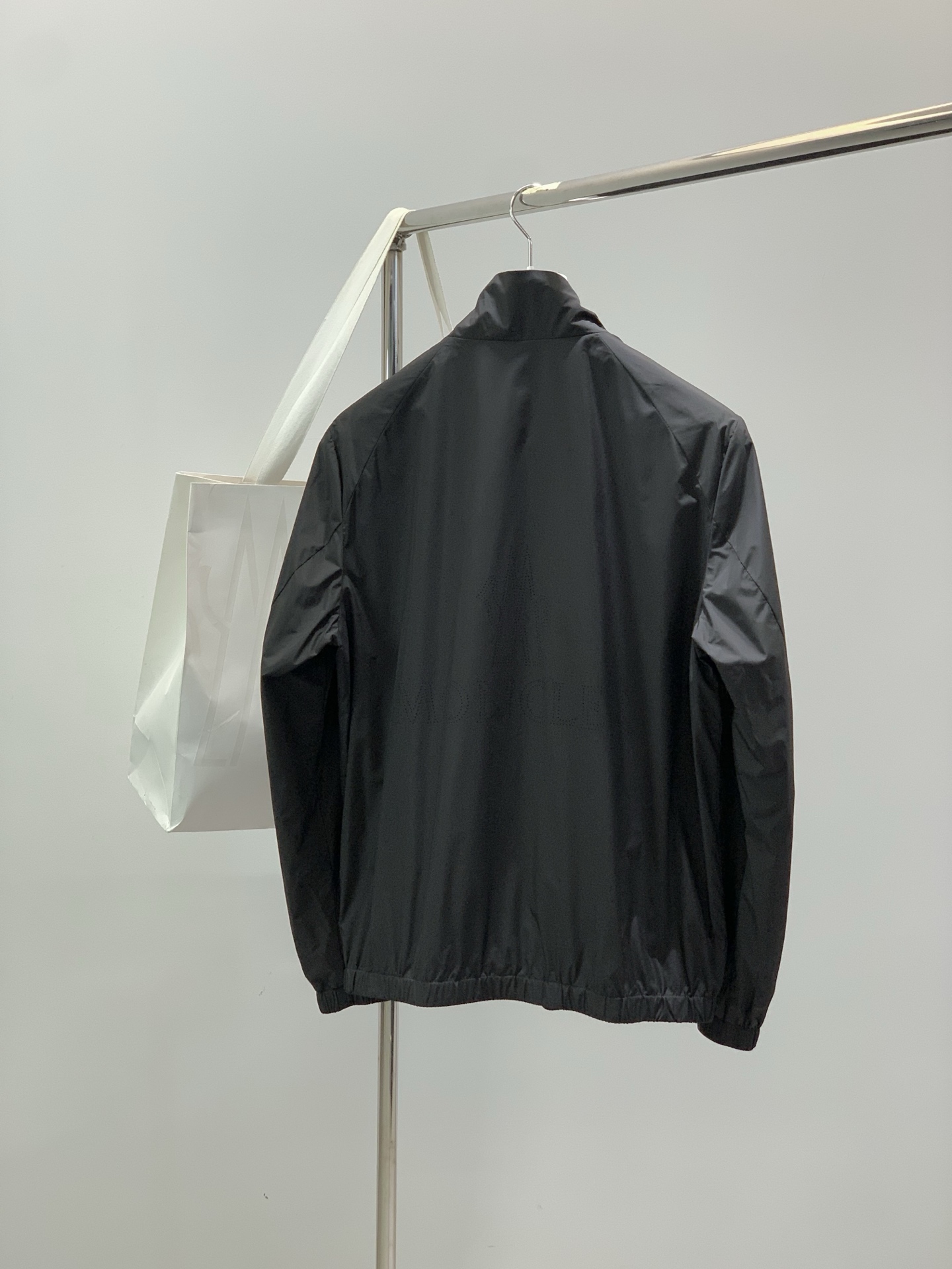 Moncler 蒙口，2026春秋最新品，专柜同步有售，原单狠货，时尚休闲立领夹克外套，上身舒适！吸睛而