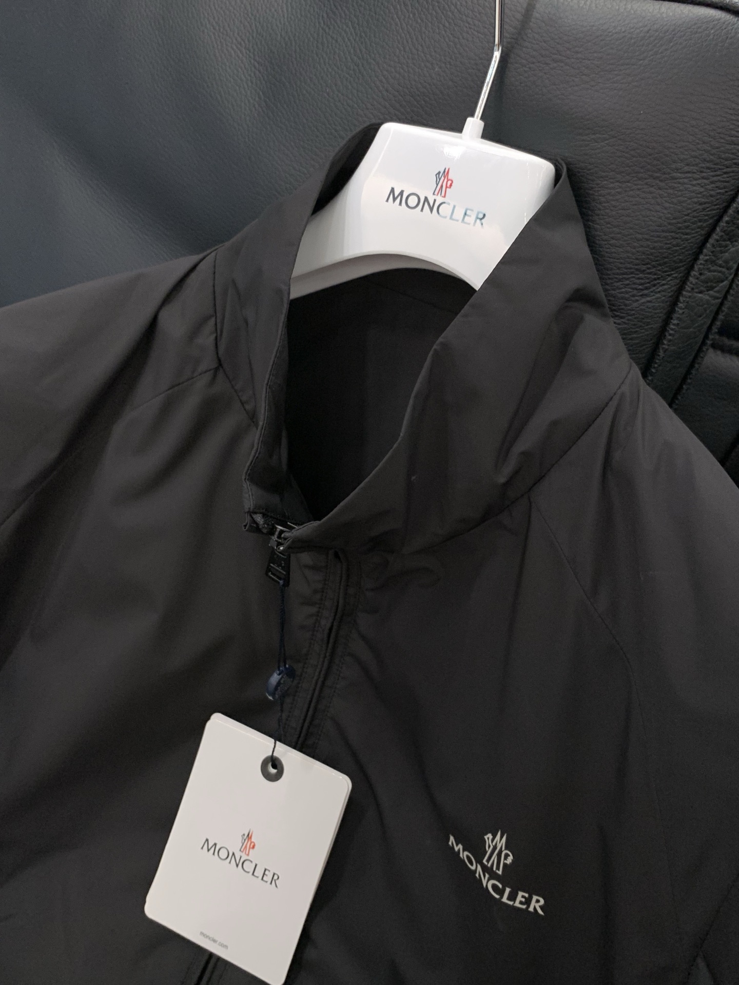 Moncler 蒙口，2026春秋最新品，专柜同步有售，原单狠货，时尚休闲立领夹克外套，上身舒适！吸睛而