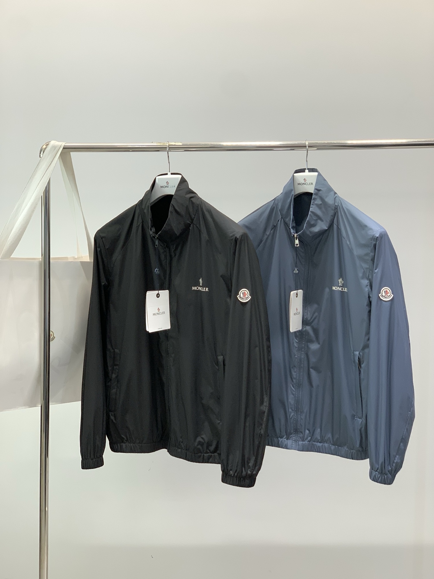 Moncler 蒙口，2026春秋最新品，专柜同步有售，原单狠货，时尚休闲立领夹克外套，上身舒适！吸睛而