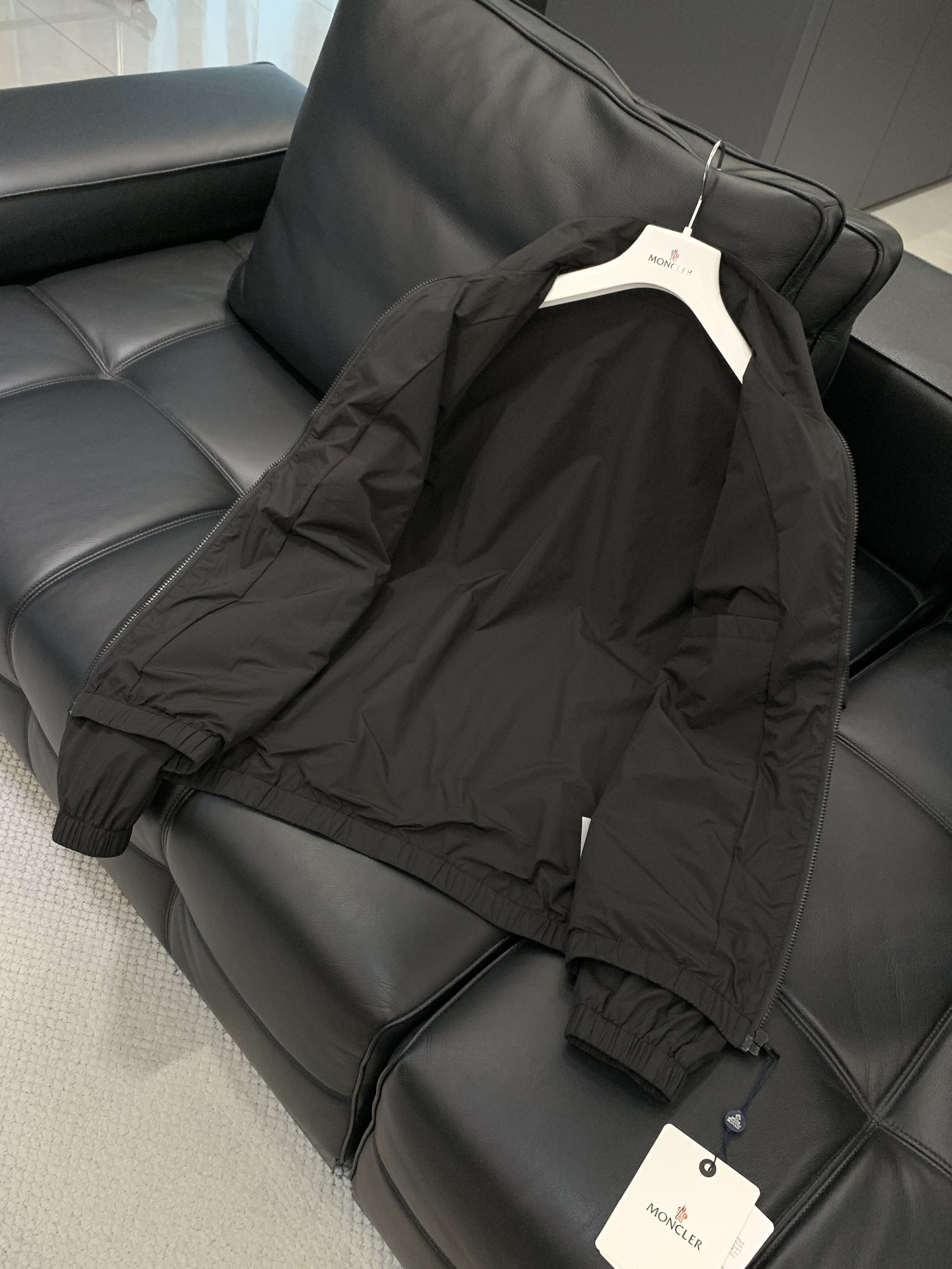 Moncler 蒙口，2026春秋最新品，专柜同步有售，原单狠货，时尚休闲立领夹克外套，上身舒适！吸睛而