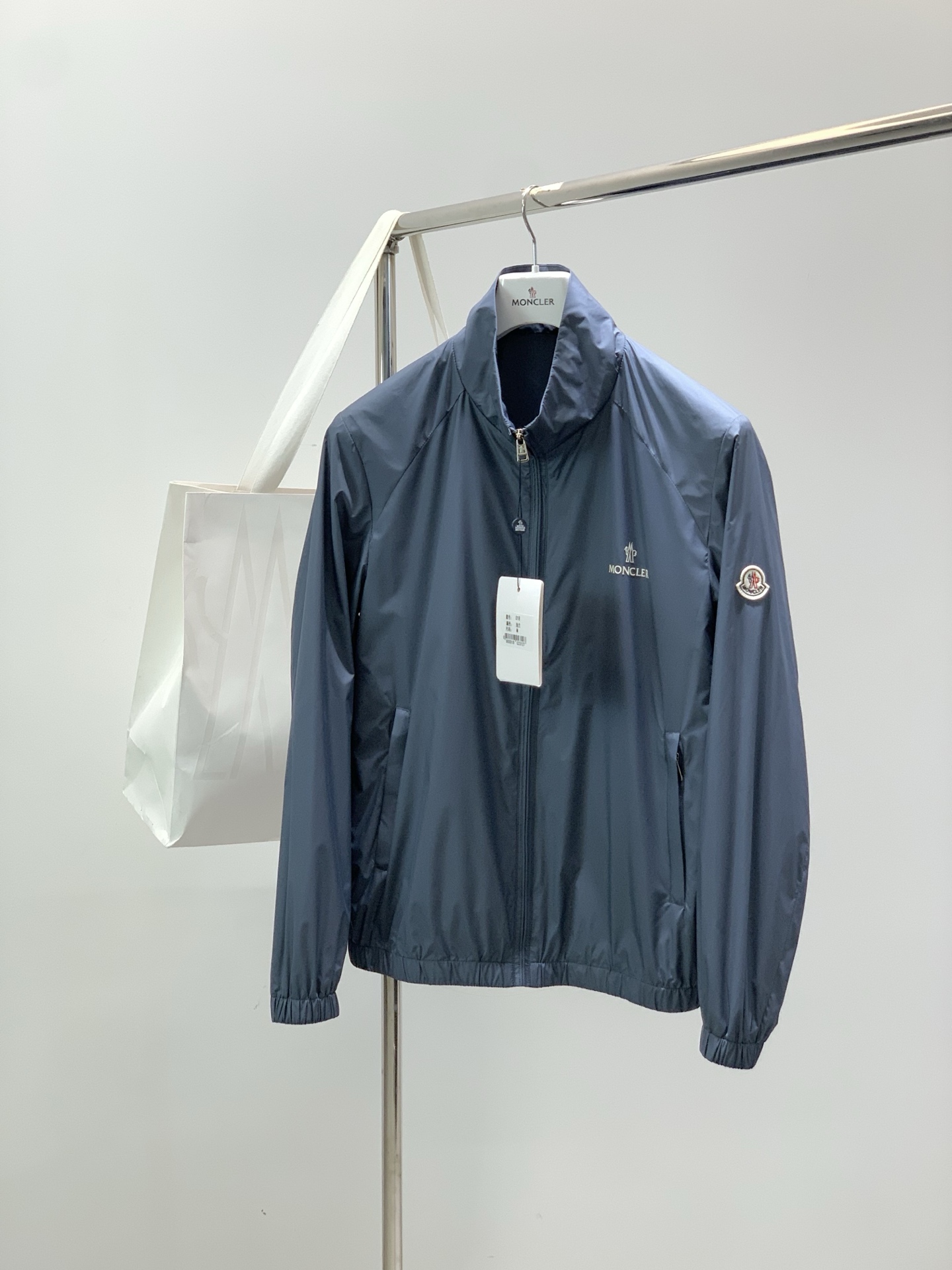 Moncler 蒙口，2026春秋最新品，专柜同步有售，原单狠货，时尚休闲立领夹克外套，上身舒适！吸睛而
