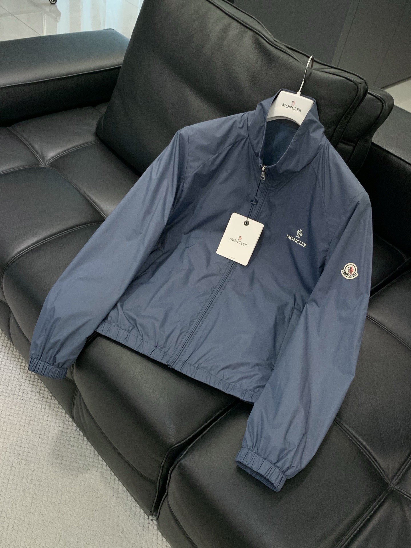 Moncler 蒙口，2026春秋最新品，专柜同步有售，原单狠货，时尚休闲立领夹克外套，上身舒适！吸睛而