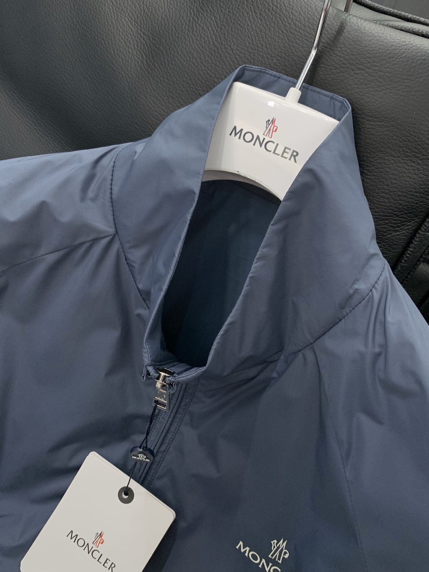 Moncler 蒙口，2026春秋最新品，专柜同步有售，原单狠货，时尚休闲立领夹克外套，上身舒适！吸睛而