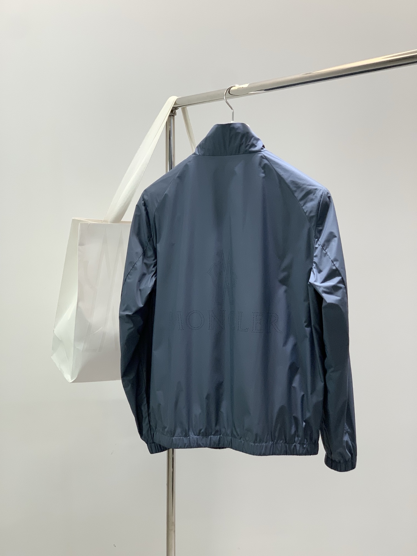 Moncler 蒙口，2026春秋最新品，专柜同步有售，原单狠货，时尚休闲立领夹克外套，上身舒适！吸睛而