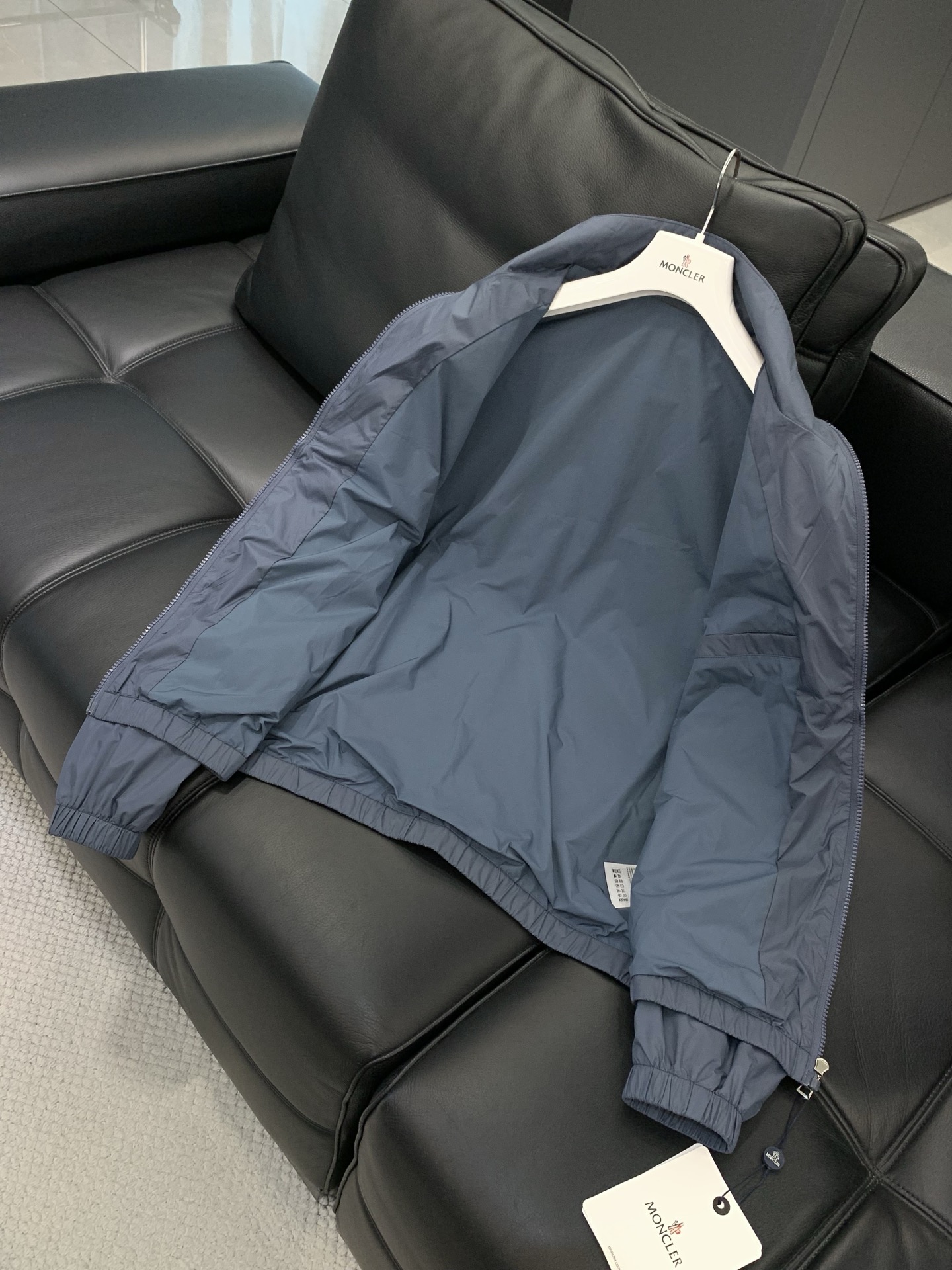 Moncler 蒙口，2026春秋最新品，专柜同步有售，原单狠货，时尚休闲立领夹克外套，上身舒适！吸睛而