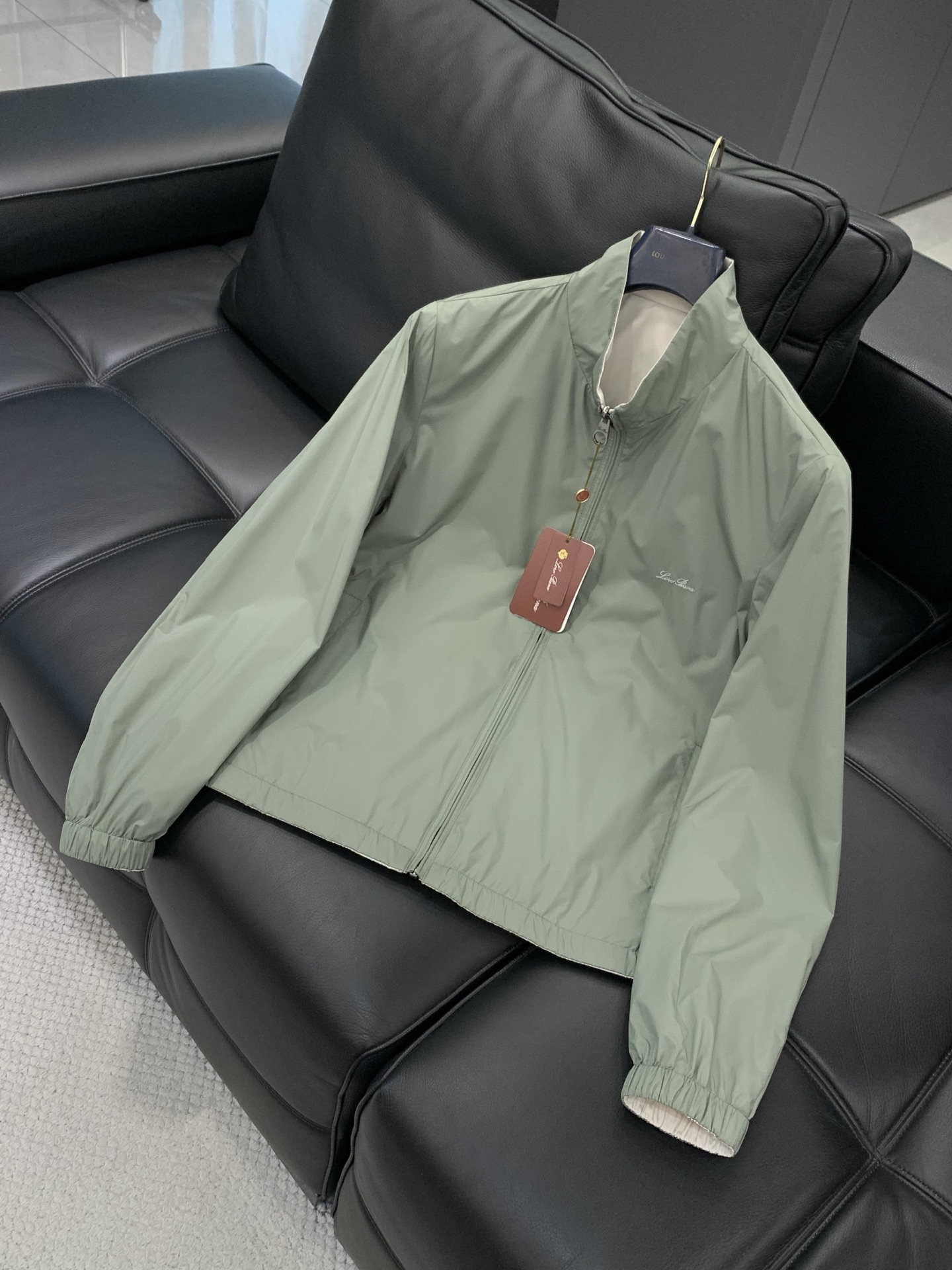 Loro piana(Loro Piana )，2026春秋最新品，专柜同步有售，原单狠货，时尚休闲两面