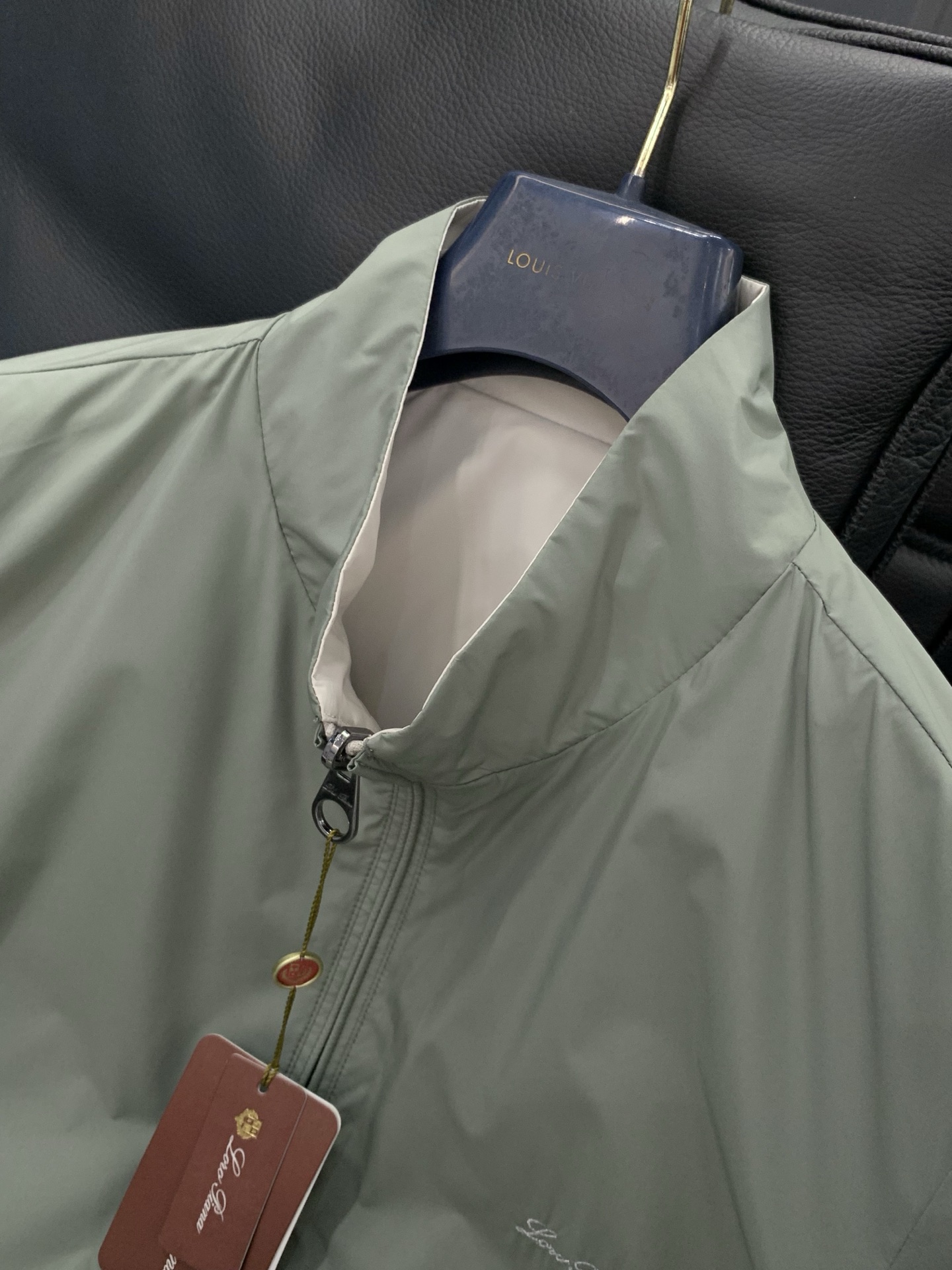 Loro piana(Loro Piana )，2026春秋最新品，专柜同步有售，原单狠货，时尚休闲两面