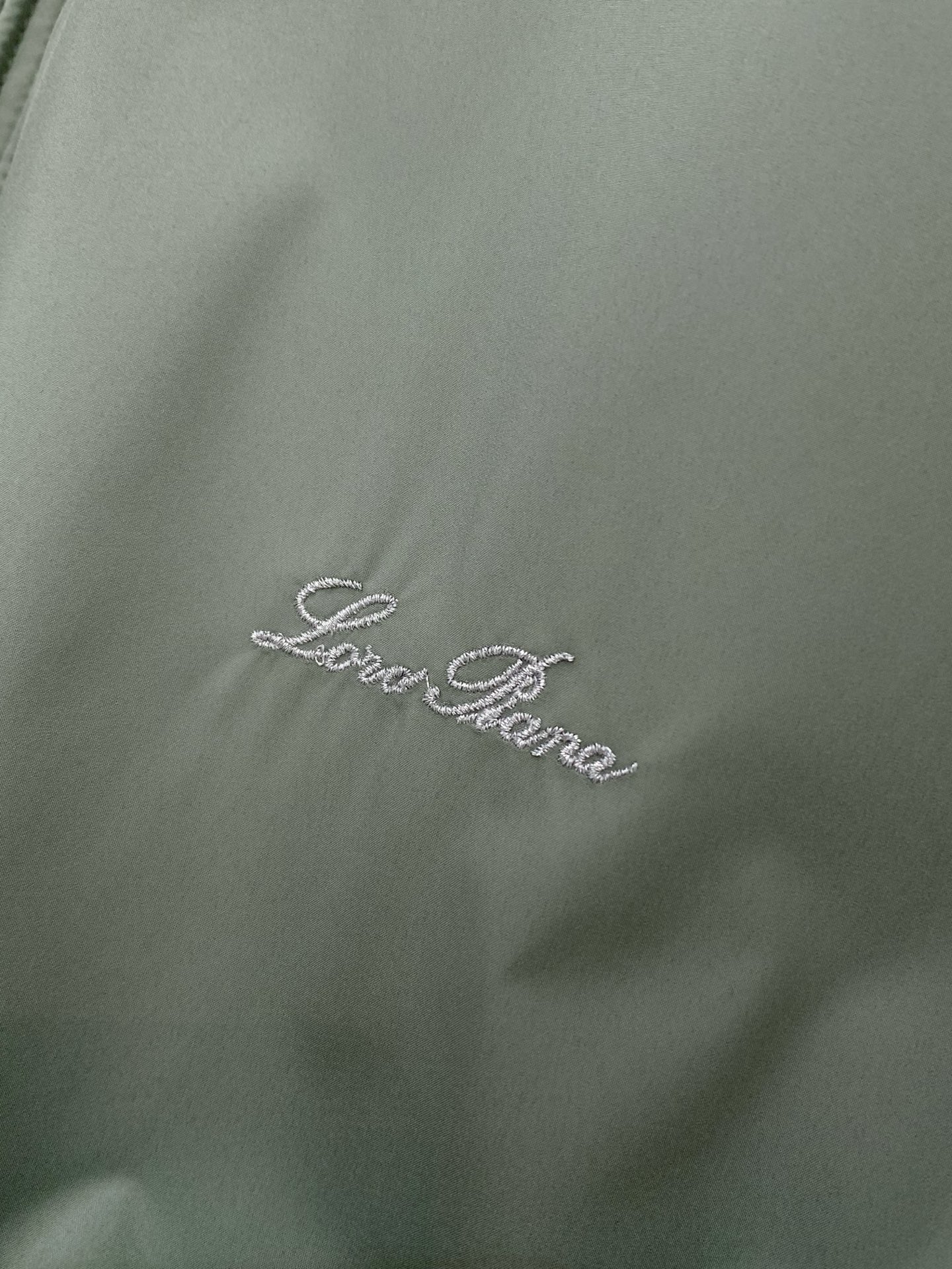 Loro piana(Loro Piana )，2026春秋最新品，专柜同步有售，原单狠货，时尚休闲两面