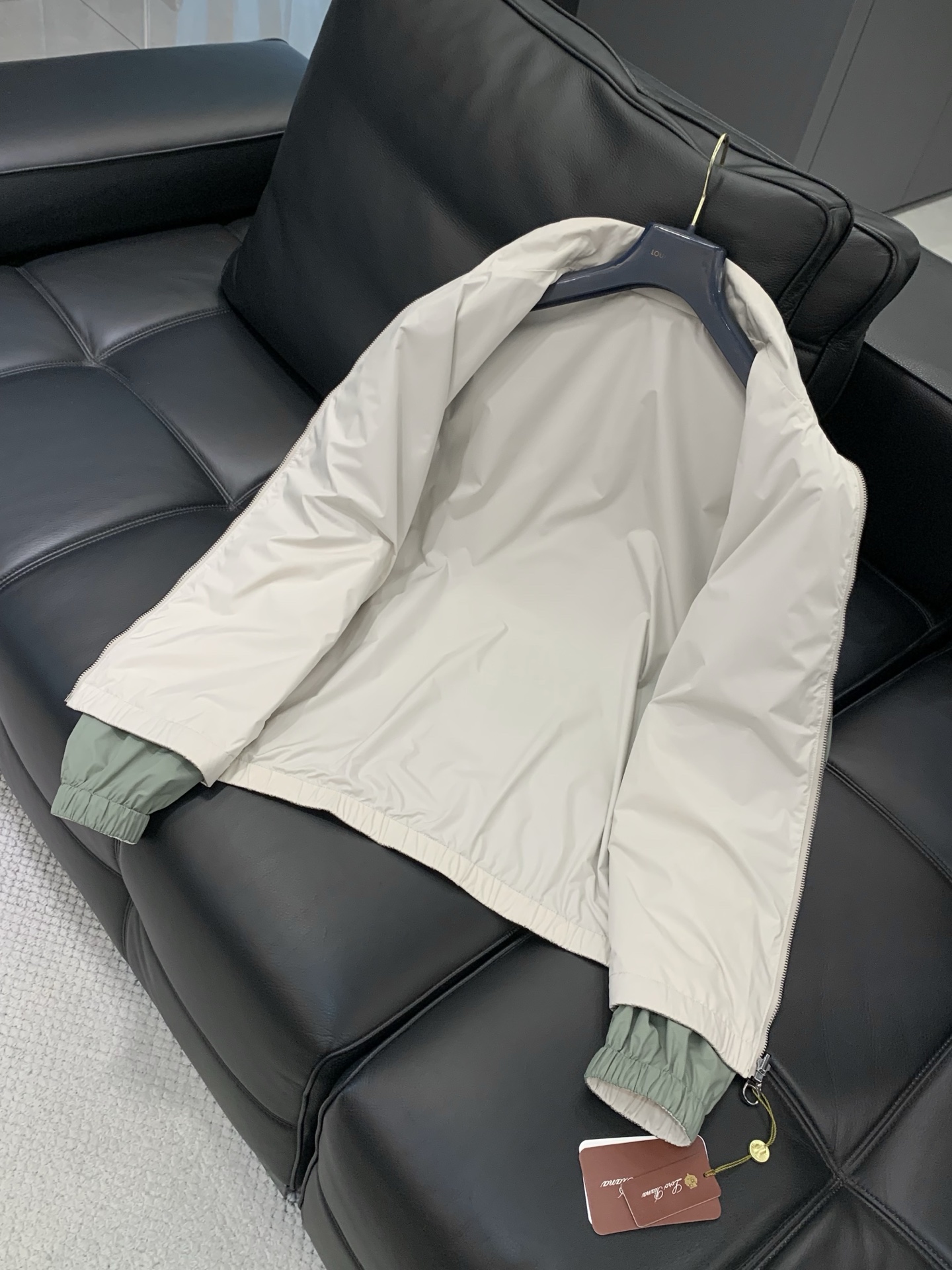 Loro piana(Loro Piana )，2026春秋最新品，专柜同步有售，原单狠货，时尚休闲两面