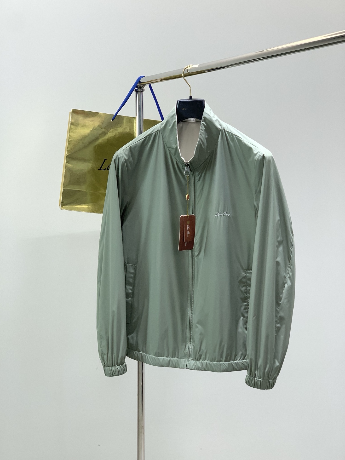 Loro piana(Loro Piana )，2026春秋最新品，专柜同步有售，原单狠货，时尚休闲两面