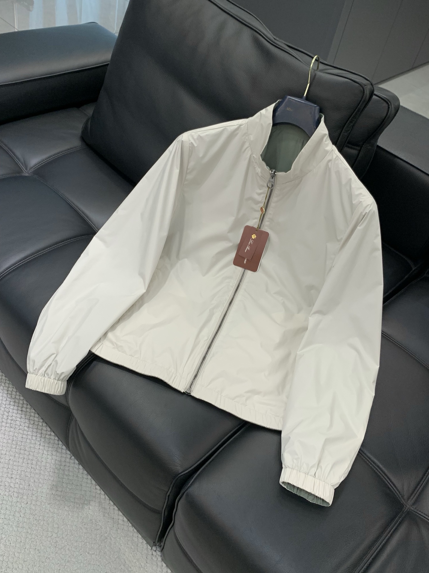 Loro piana(Loro Piana )，2026春秋最新品，专柜同步有售，原单狠货，时尚休闲两面