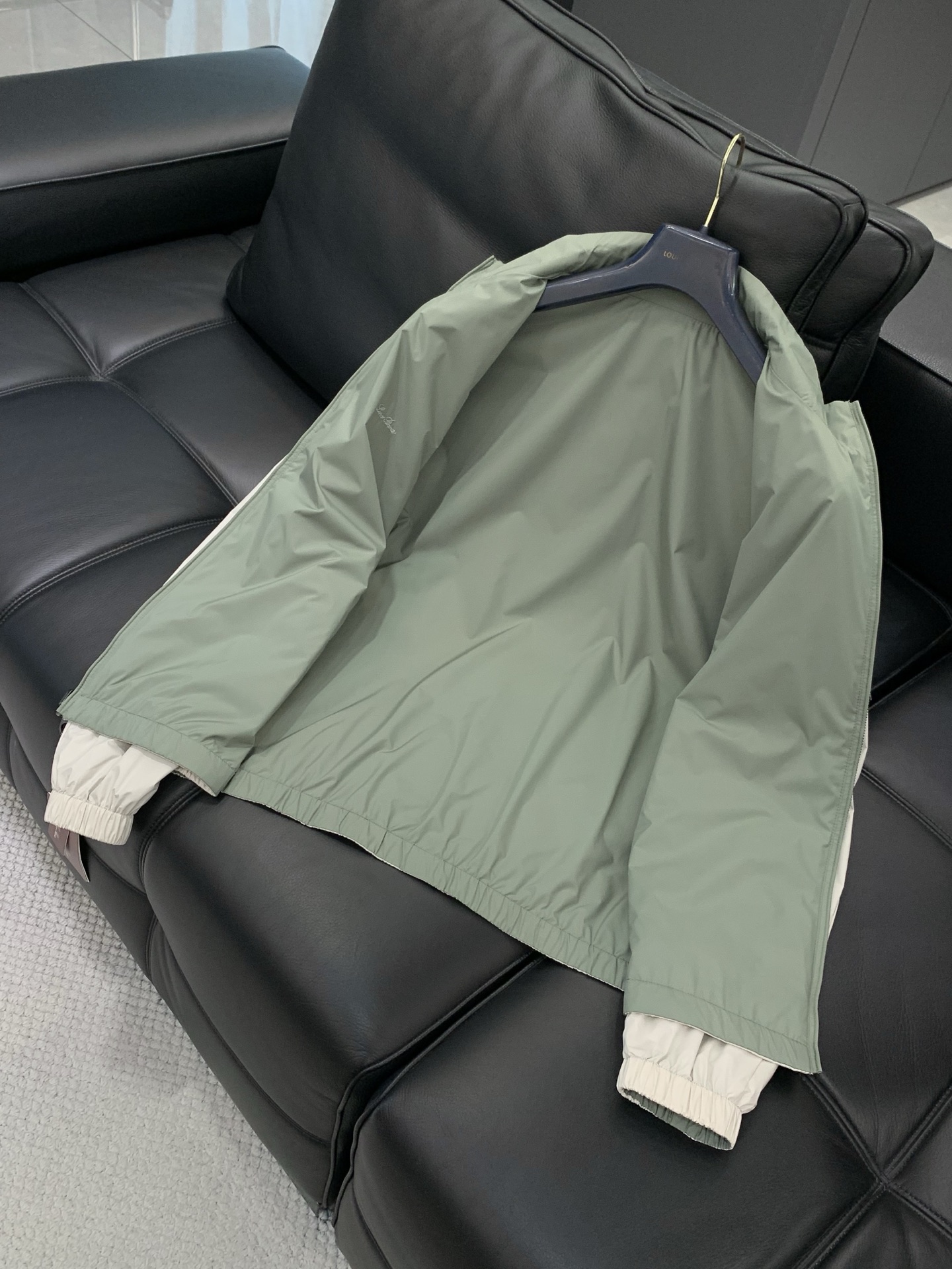 Loro piana(Loro Piana )，2026春秋最新品，专柜同步有售，原单狠货，时尚休闲两面