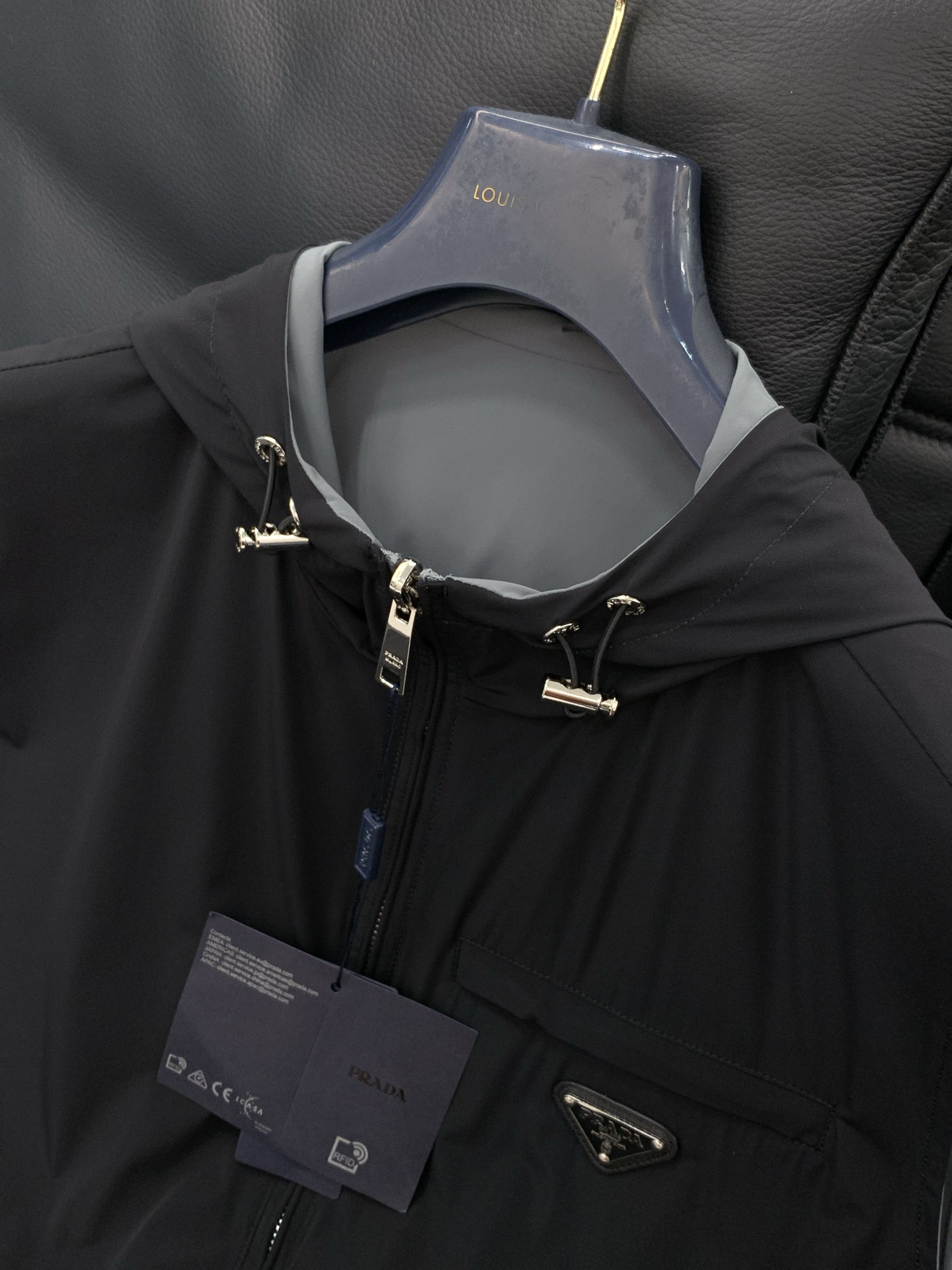 PRADA 普拉达，2026春秋最新品，专柜同步有售，时尚休闲两面穿连帽马甲，进口原版面料，做工极为复杂