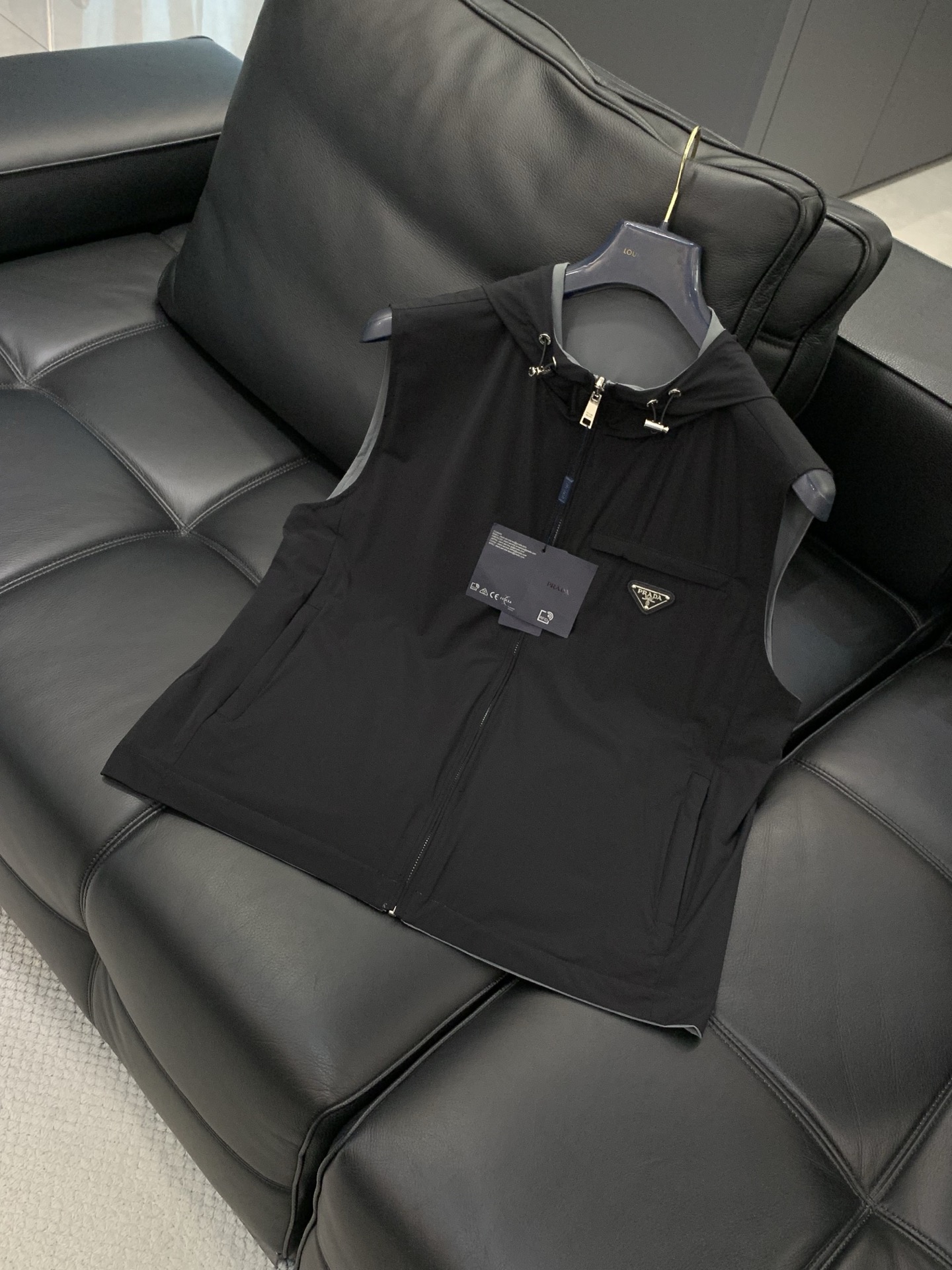 PRADA 普拉达，2026春秋最新品，专柜同步有售，时尚休闲两面穿连帽马甲，进口原版面料，做工极为复杂
