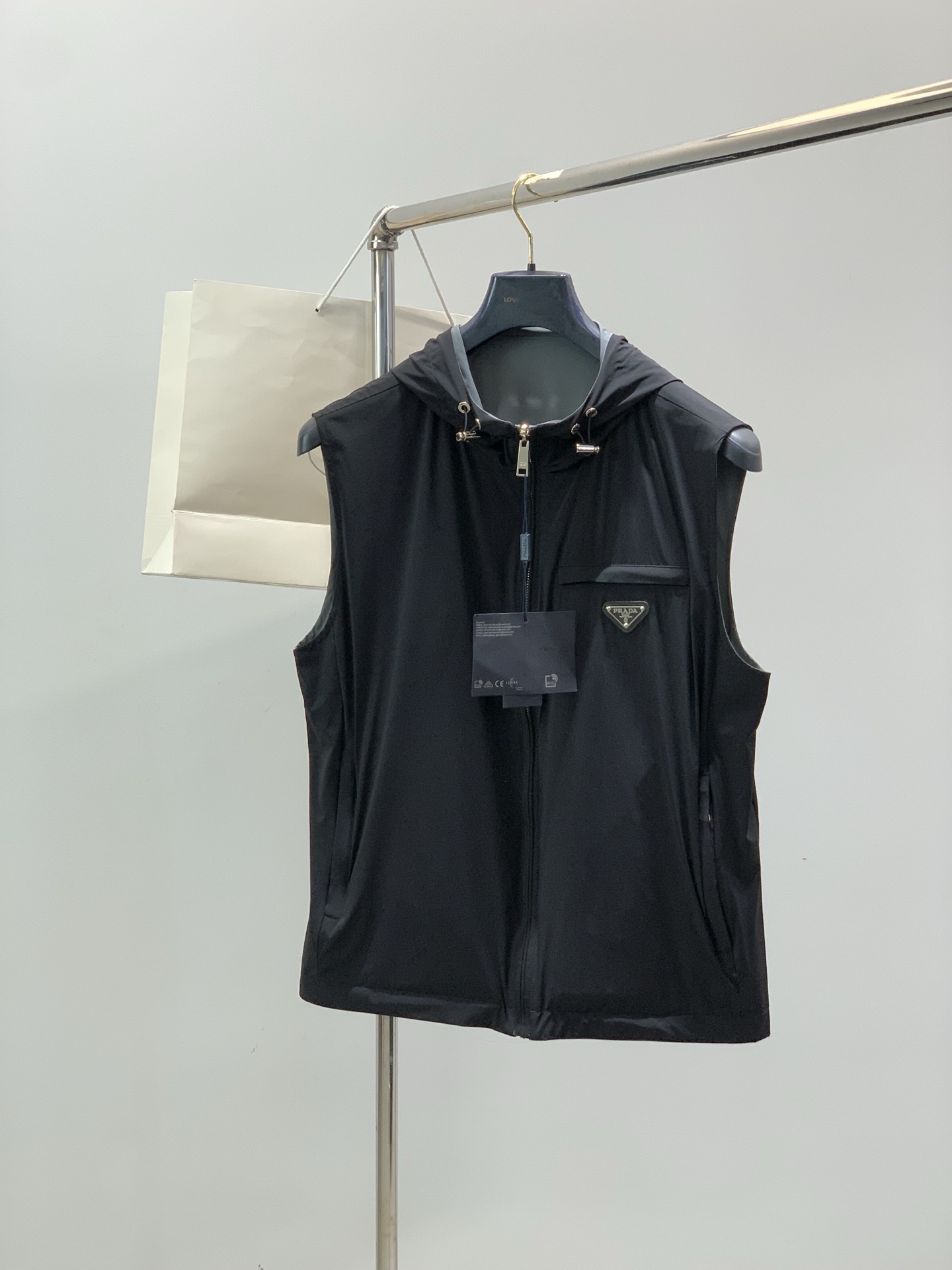 PRADA 普拉达，2026春秋最新品，专柜同步有售，时尚休闲两面穿连帽马甲，进口原版面料，做工极为复杂
